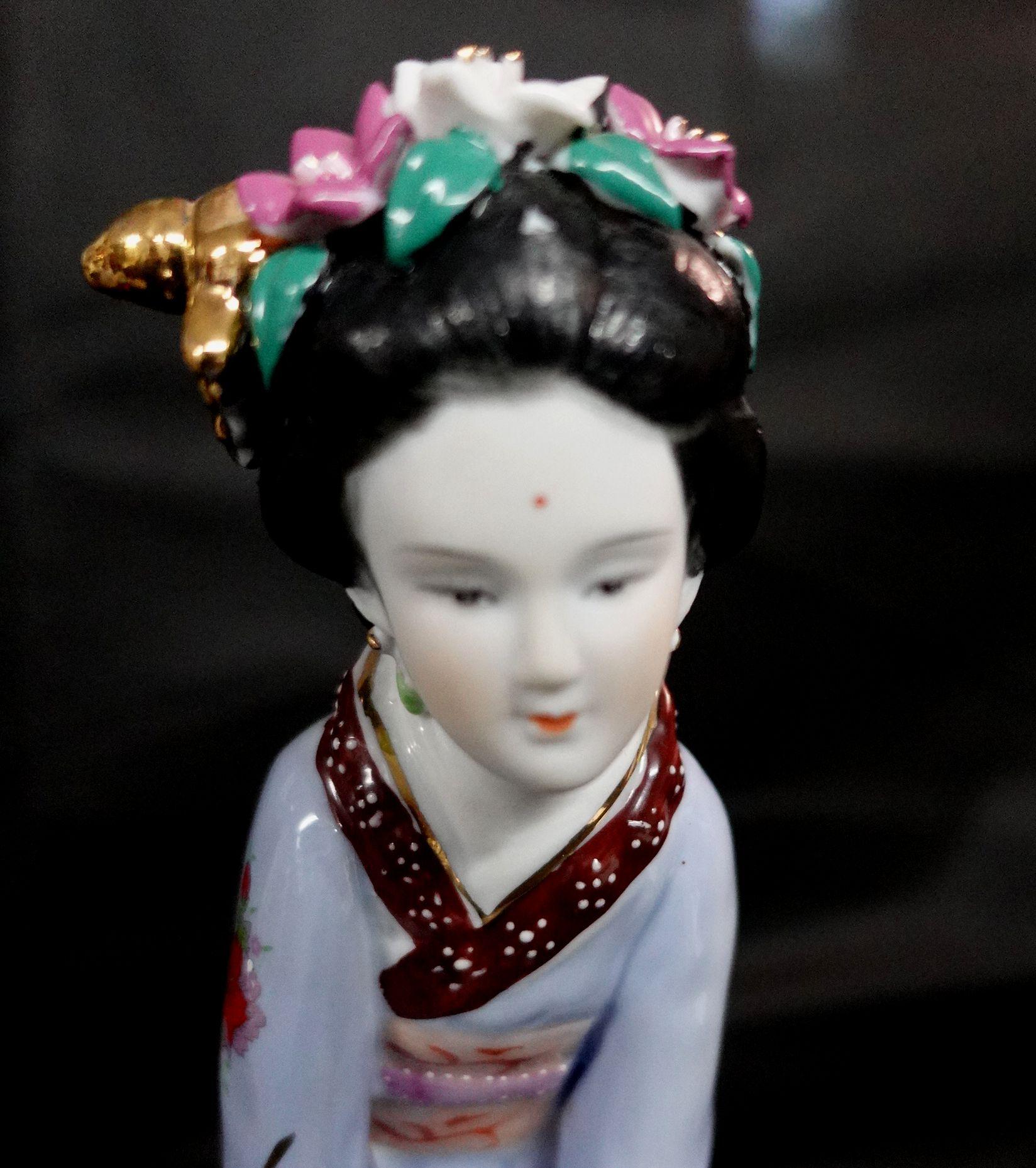 Porcelain Vantage Pair of Japanese Geisha Statues For Sale