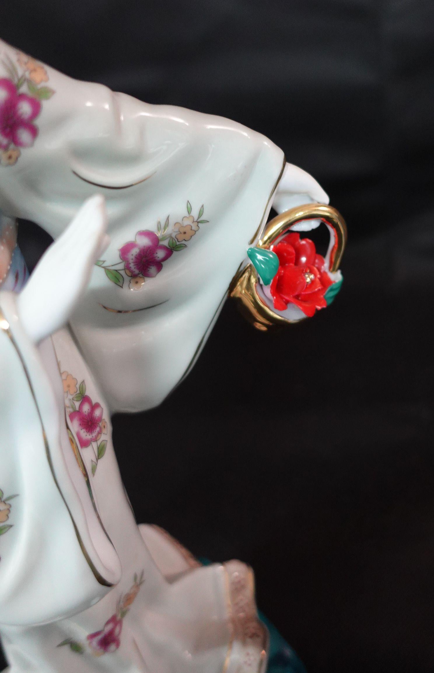 Vantage Pair of Japanese Geisha Statues For Sale 2