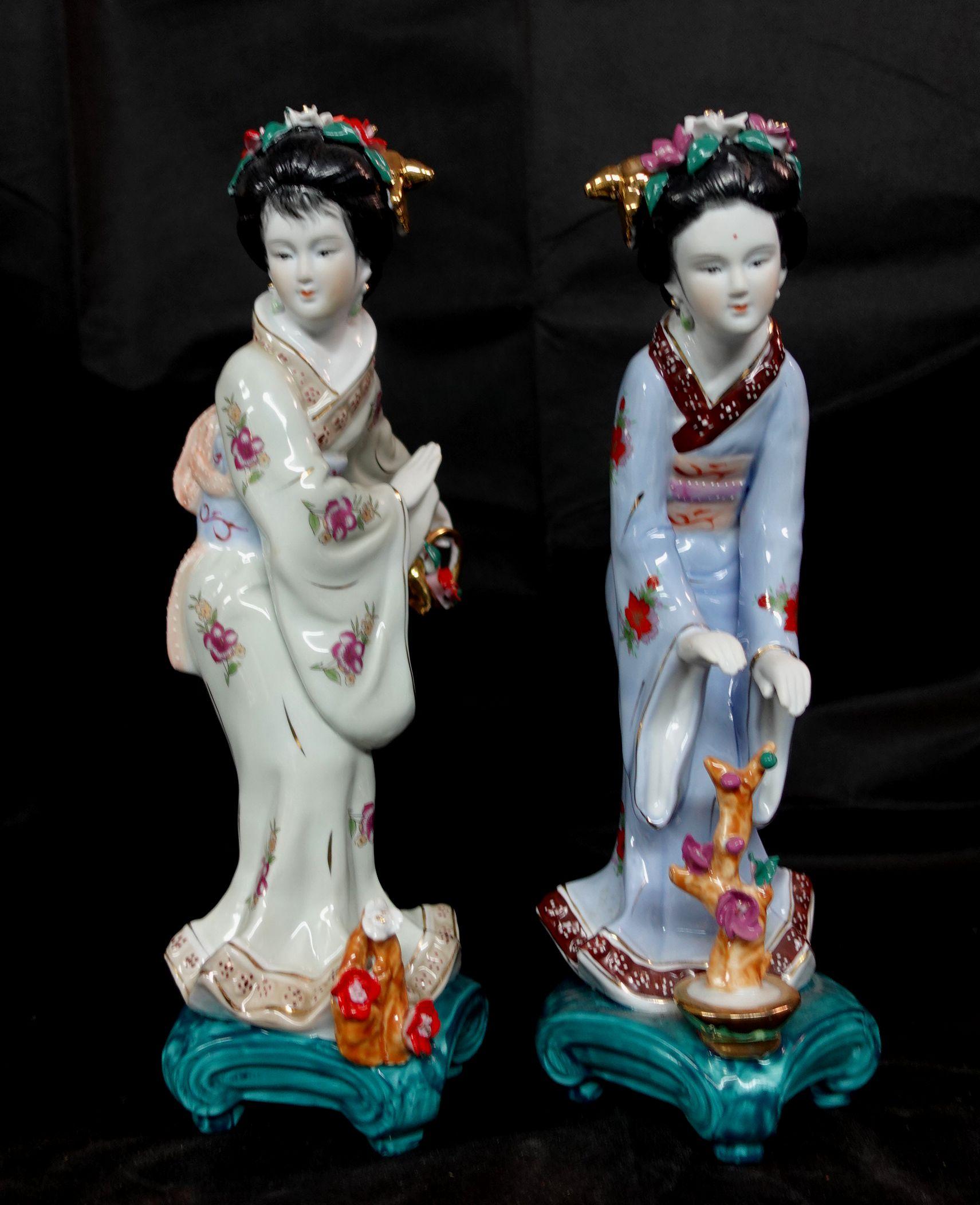 A beautiful and well-made Pair of Vantage Japanese Geisha statues. 
They are old but still in the new condition in the warehouse.


 