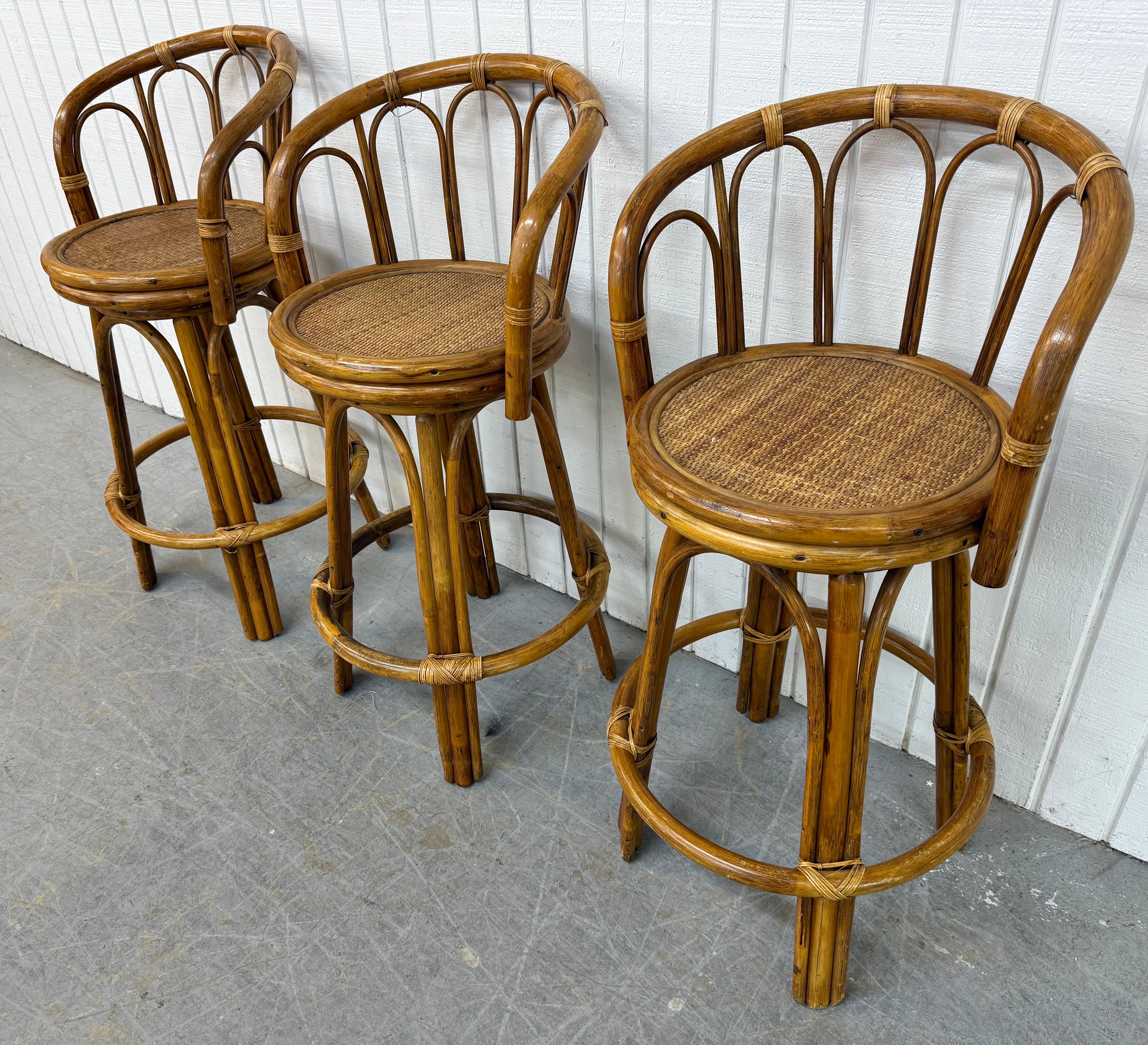 Mid-Century Modern Tabourets de bar pivotants en rotin Vantage - Lot de 3 en vente