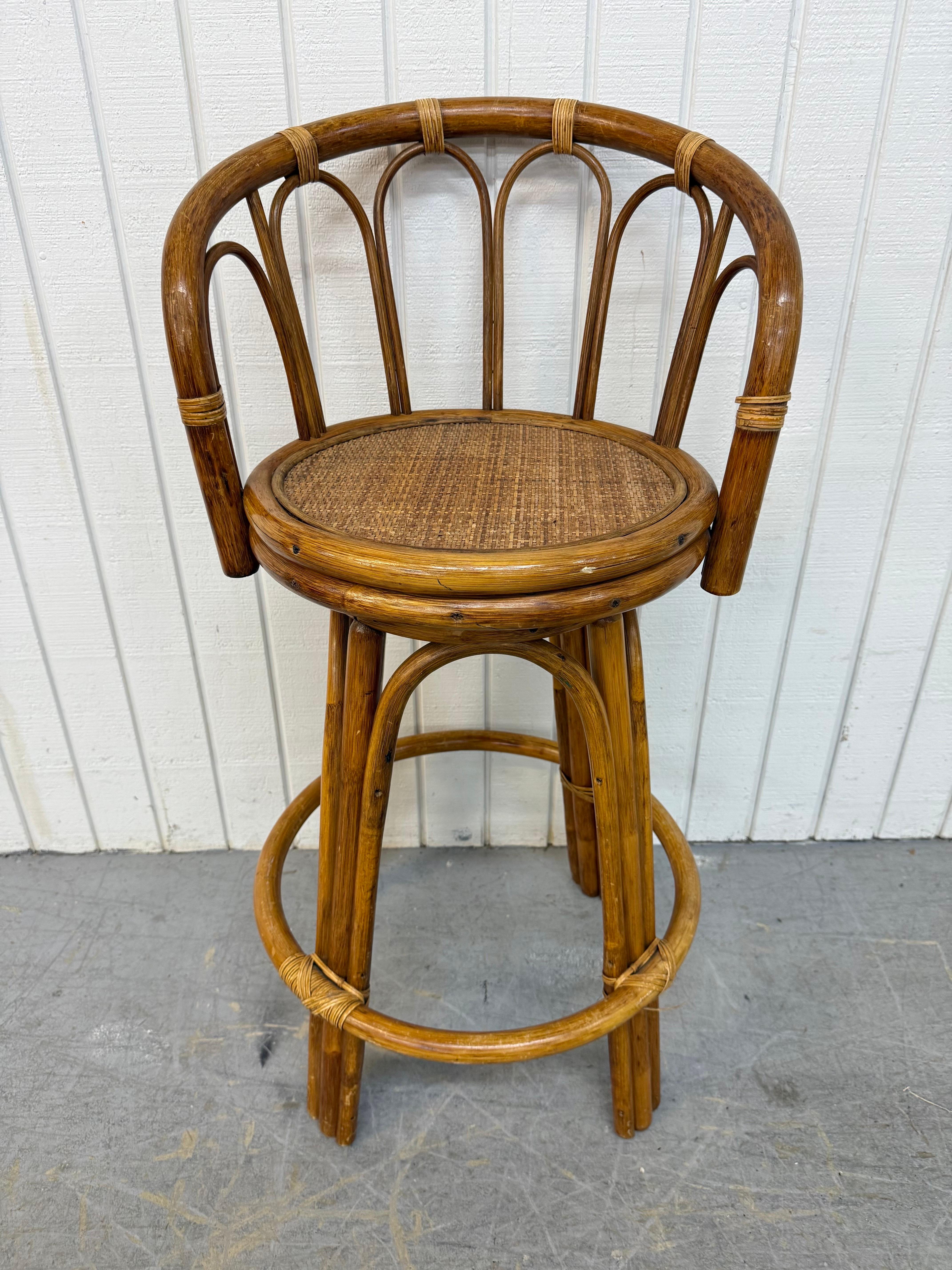 Américain Tabourets de bar pivotants en rotin Vantage - Lot de 3 en vente
