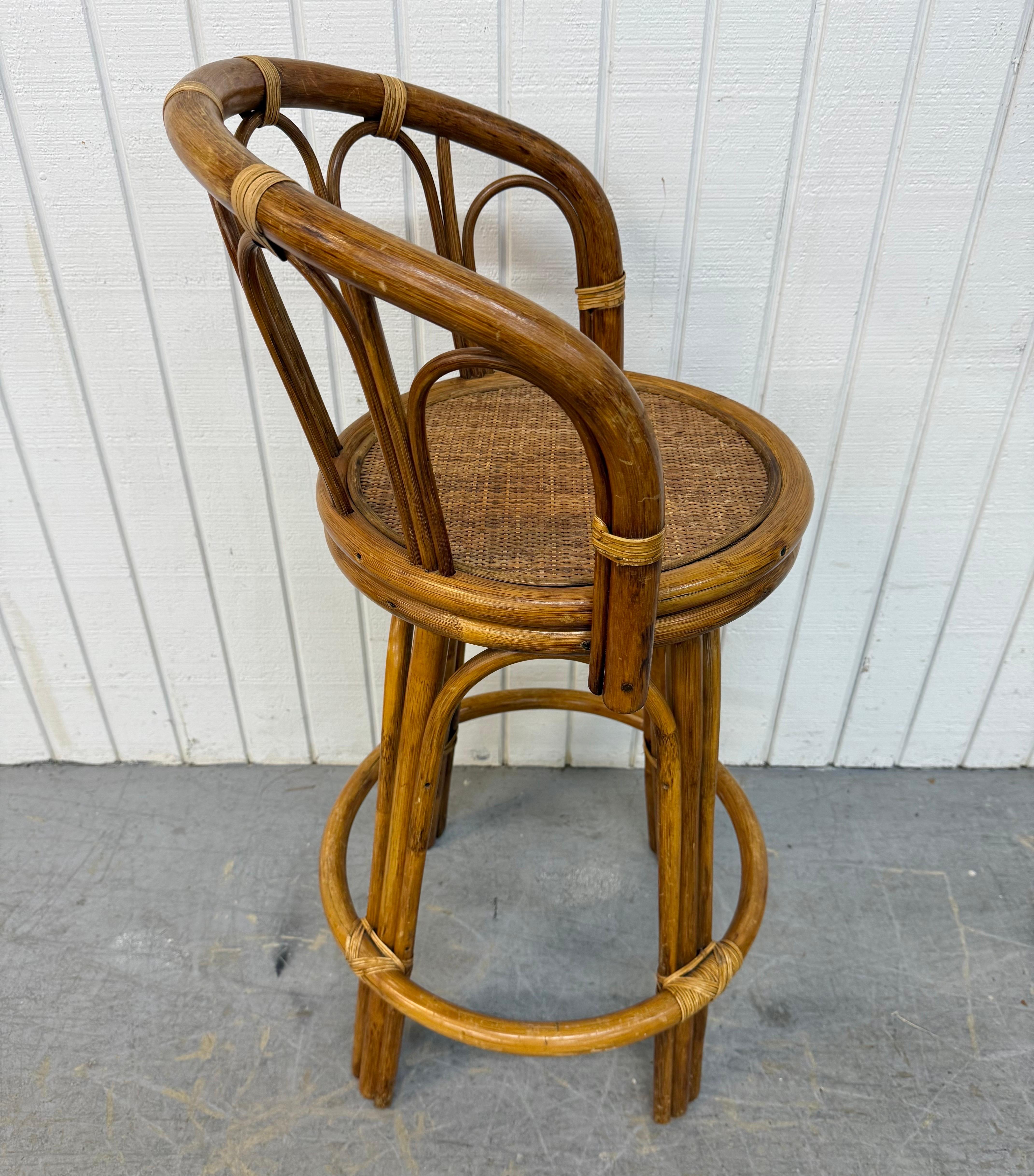Tabourets de bar pivotants en rotin Vantage - Lot de 3 Bon état - En vente à Clarksboro, NJ