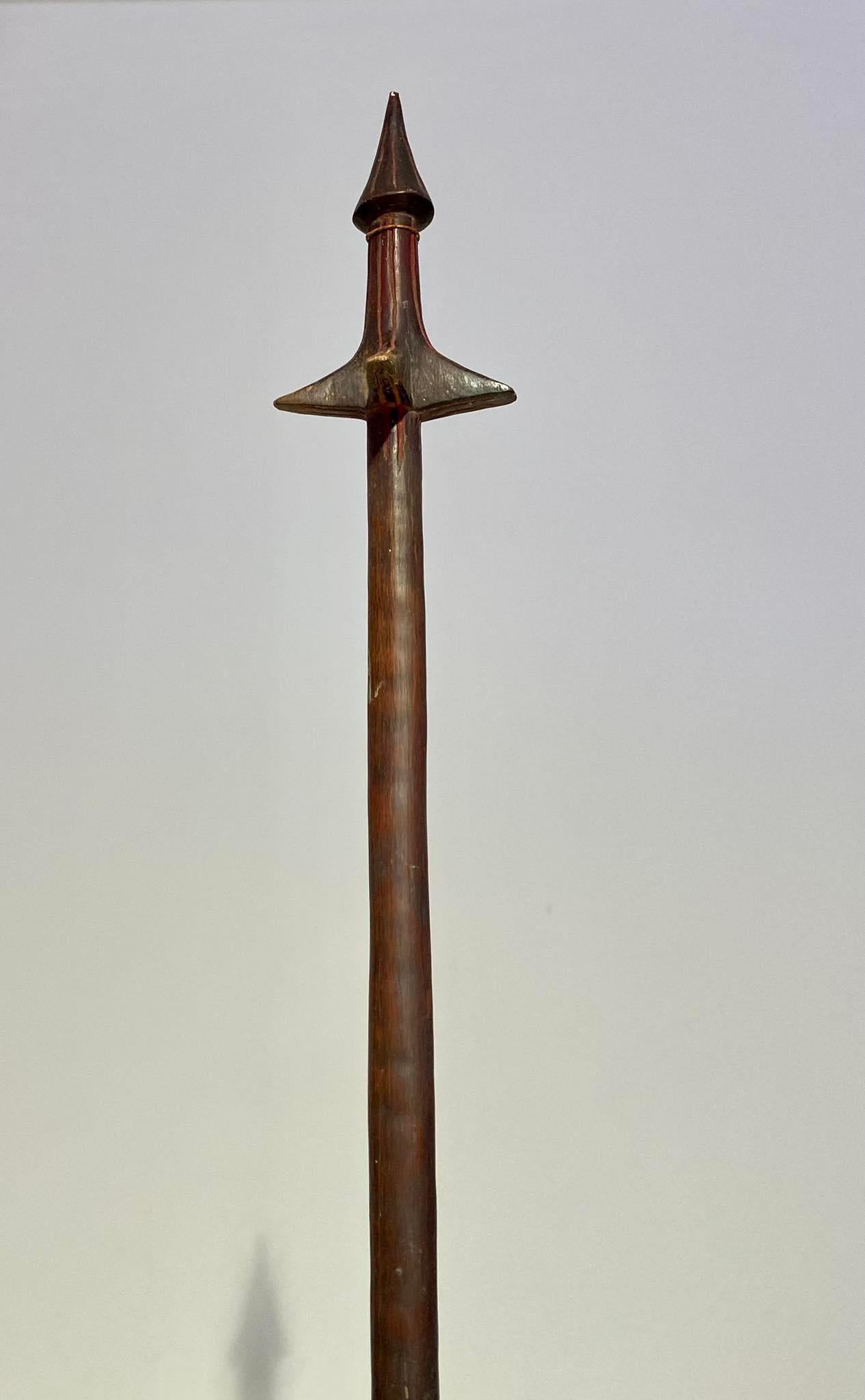 Rare Vanuatu War club pierces sternum Vanuatu/New Hebrides - Art Oceania - Melanesia - Pentecost Island Museum piece!!!
Vanuatu Pentecost Island
Period: 19th Century ca 1800
Length: 105 cm
Hardwood: ocher-red pigments, fibers (human hair?), patina