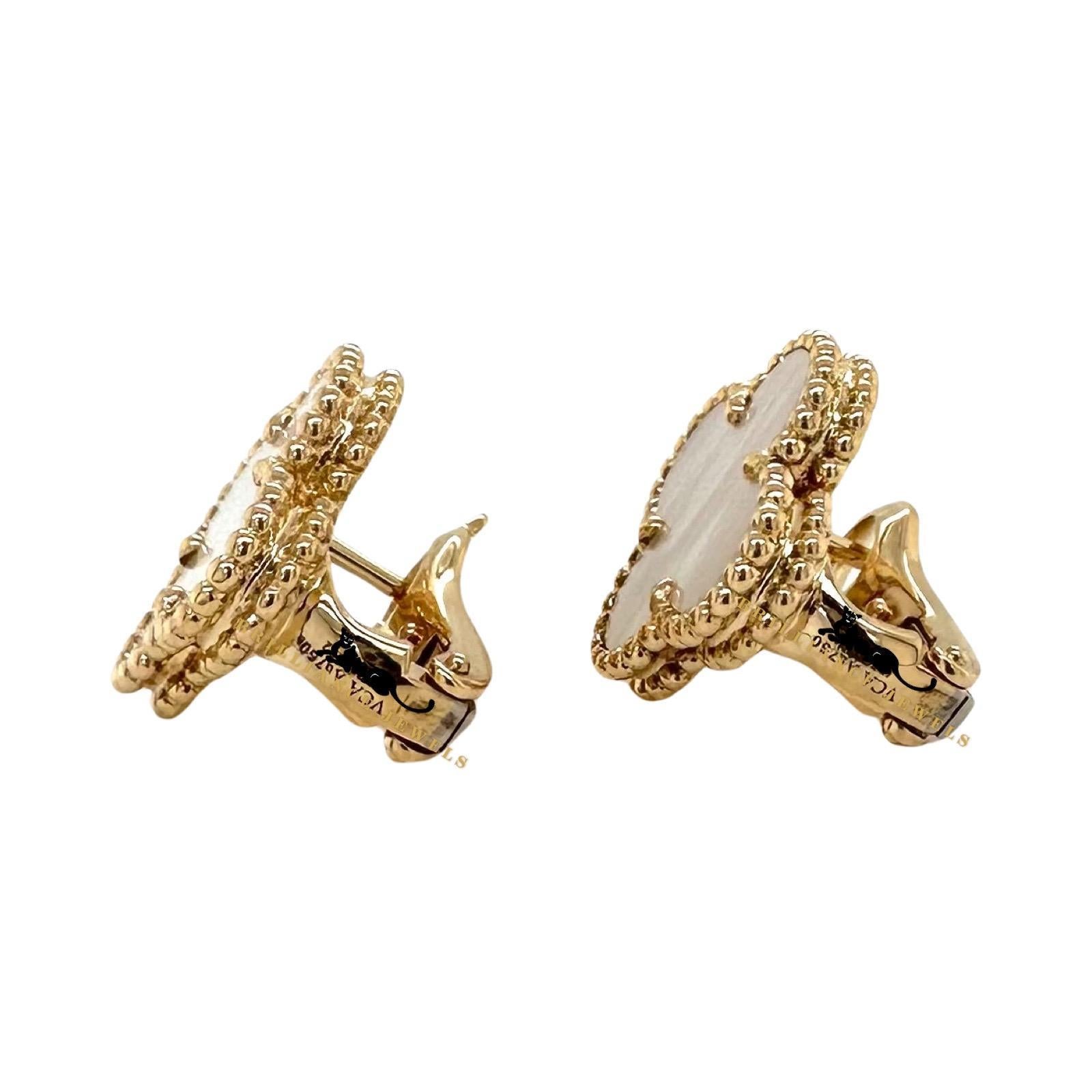 Marke: Van Cleef & Arpels
Modellname: Vintage Alhambra
Stein: Perlmutt
MATERIAL: Gelbgold
Metallreinheit: 18k
Größe: Vintage By - Medium
Box/Papiere: Ja/ja - Service Quittung 
Circa/Jahr: 2023Marke: Van Cleef & Arpels
