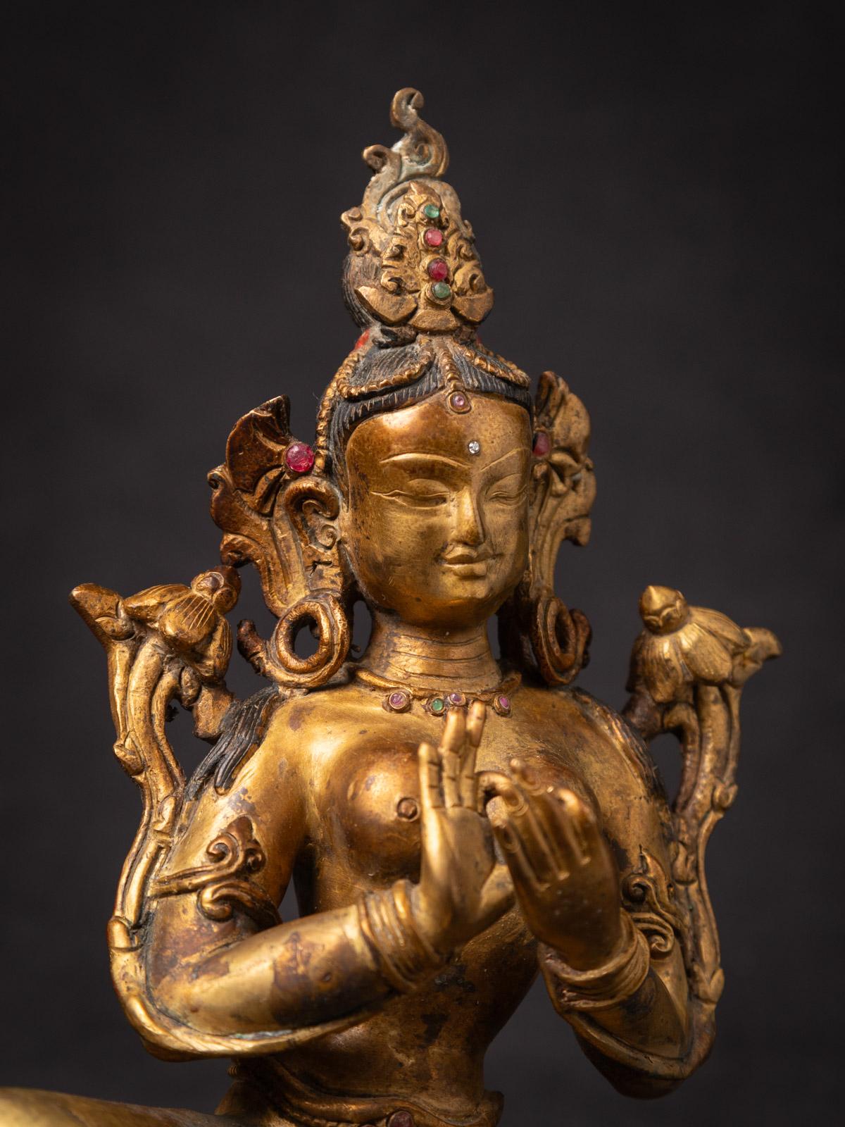 Bronze Varada mudra statue Basundhara népalaise en bronze ancien du Népal en vente