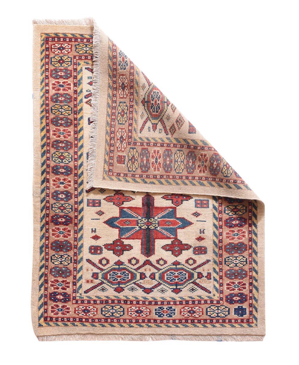 Tappeto Varamin 3'9'' x 4'10''. Alla maniera di Karaja, ma con una tessitura molto più uniforme, questo attraente spargimento mostra due rettangoli appuntiti in rosso e blu, su un fondo ecrù, con file secondarie di ottagoni appiattiti e centrati da