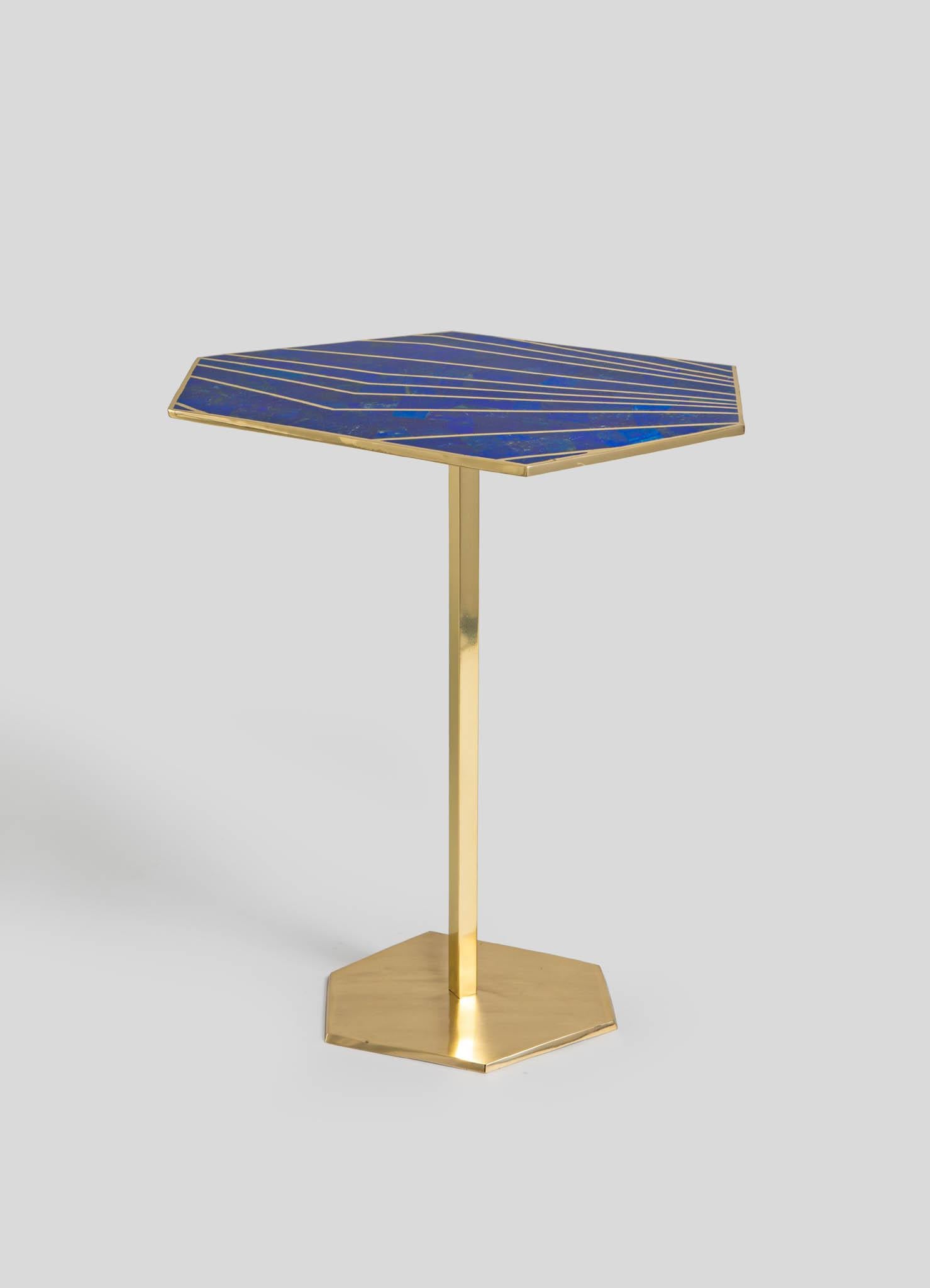 Mesa auxiliar Varanasi azul grande de latón y piedra semipreciosa, Viya by Vikram Goyal

En las crónicas celestes de la India, los observatorios astrales surgieron como santuarios al aire libre, templos del paso del tiempo y danza de las estrellas.