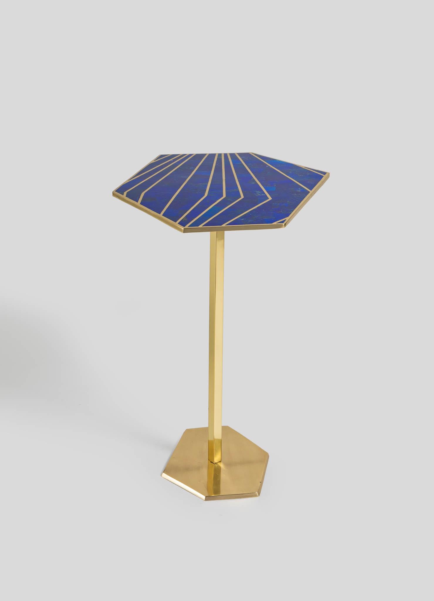 Mesa auxiliar azul Varanasi grande de latón y piedra semipreciosa Indio en venta