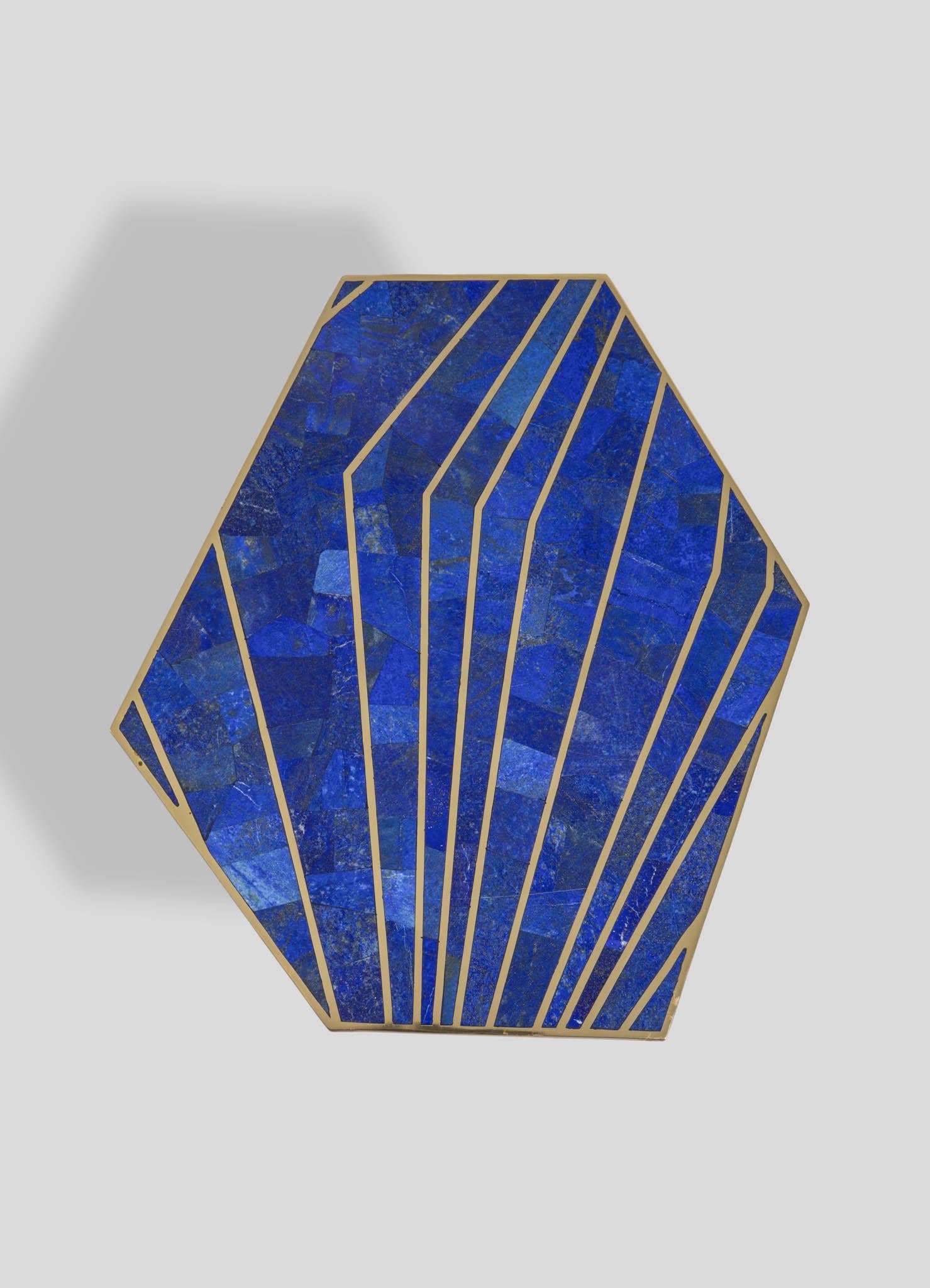 Mesa auxiliar azul Varanasi grande de latón y piedra semipreciosa Vaciado en venta