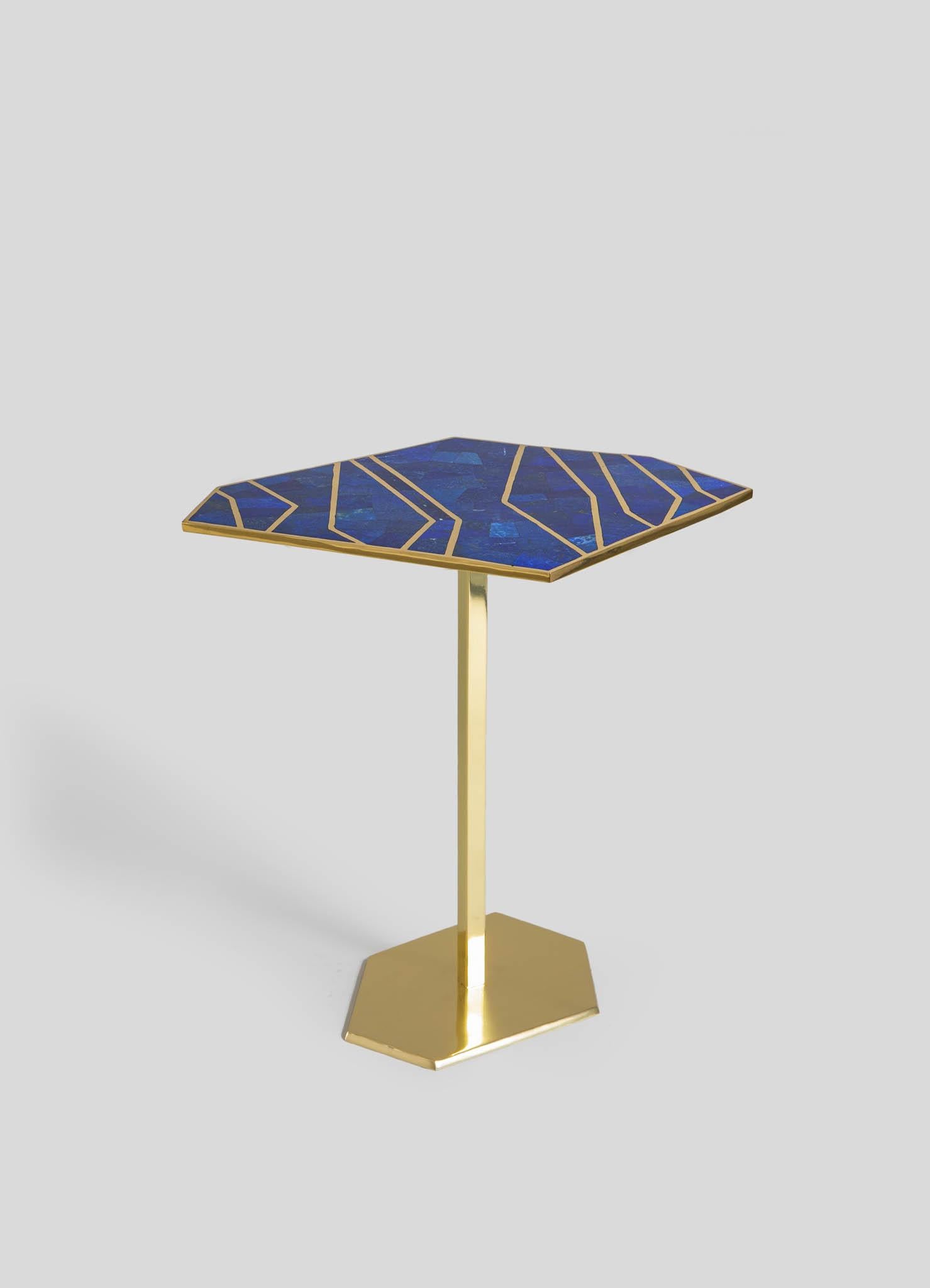 Tavolino blu Varanasi piccolo in ottone e pietre semipreziose, Viya di Vikram Goyal

Nelle cronache celestiali dell'India, gli osservatori astrali sono emersi come santuari all'aperto, templi dello scorrere del tempo e della danza delle stelle. La