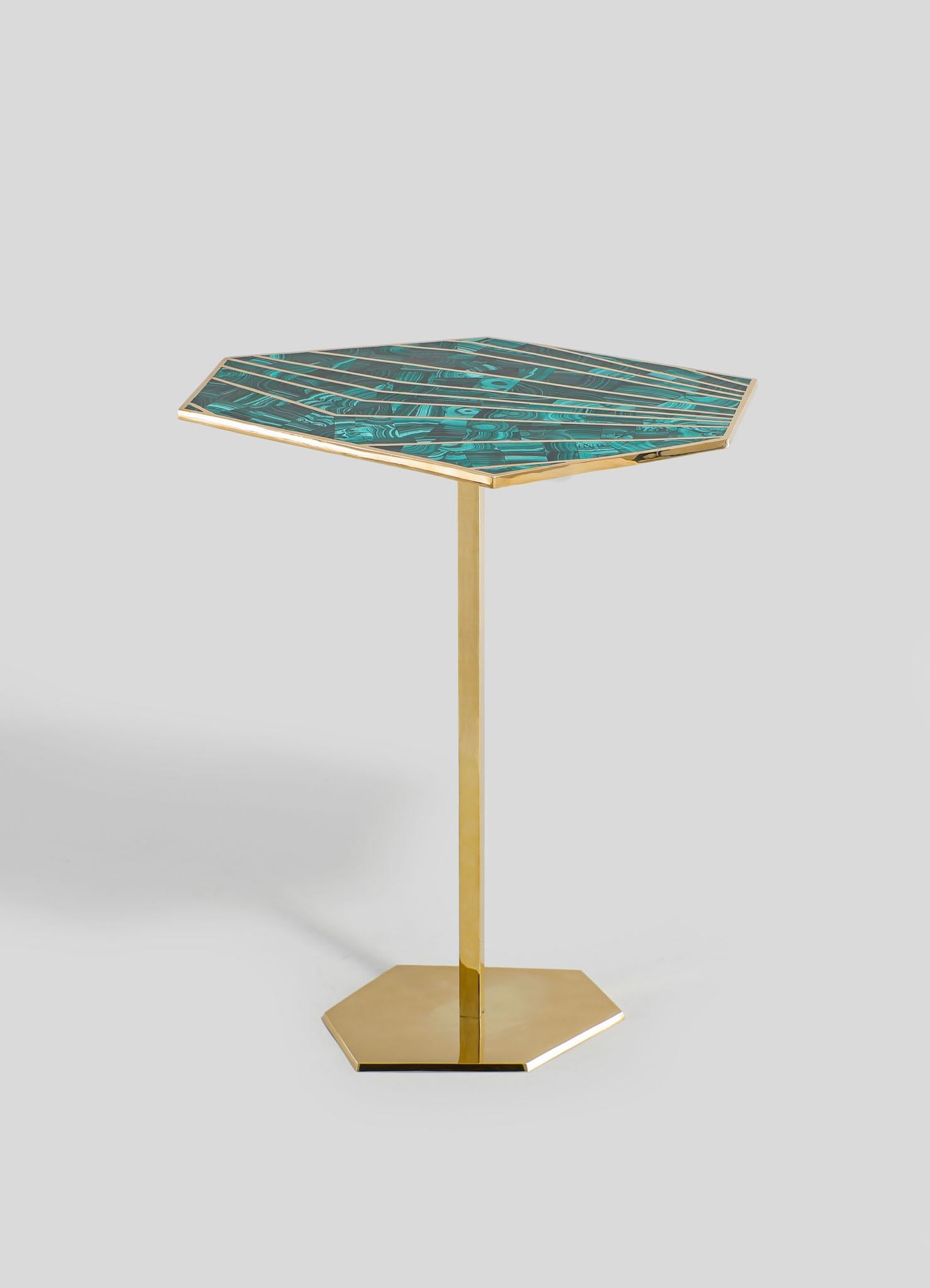 Grande table d'appoint Jaipur en laiton Viya de Vikram Goyal

Dans les chroniques célestes de l'Inde, les observatoires astraux apparaissent comme des sanctuaires à ciel ouvert, des temples du temps qui passe et de la danse des étoiles. L'héritage