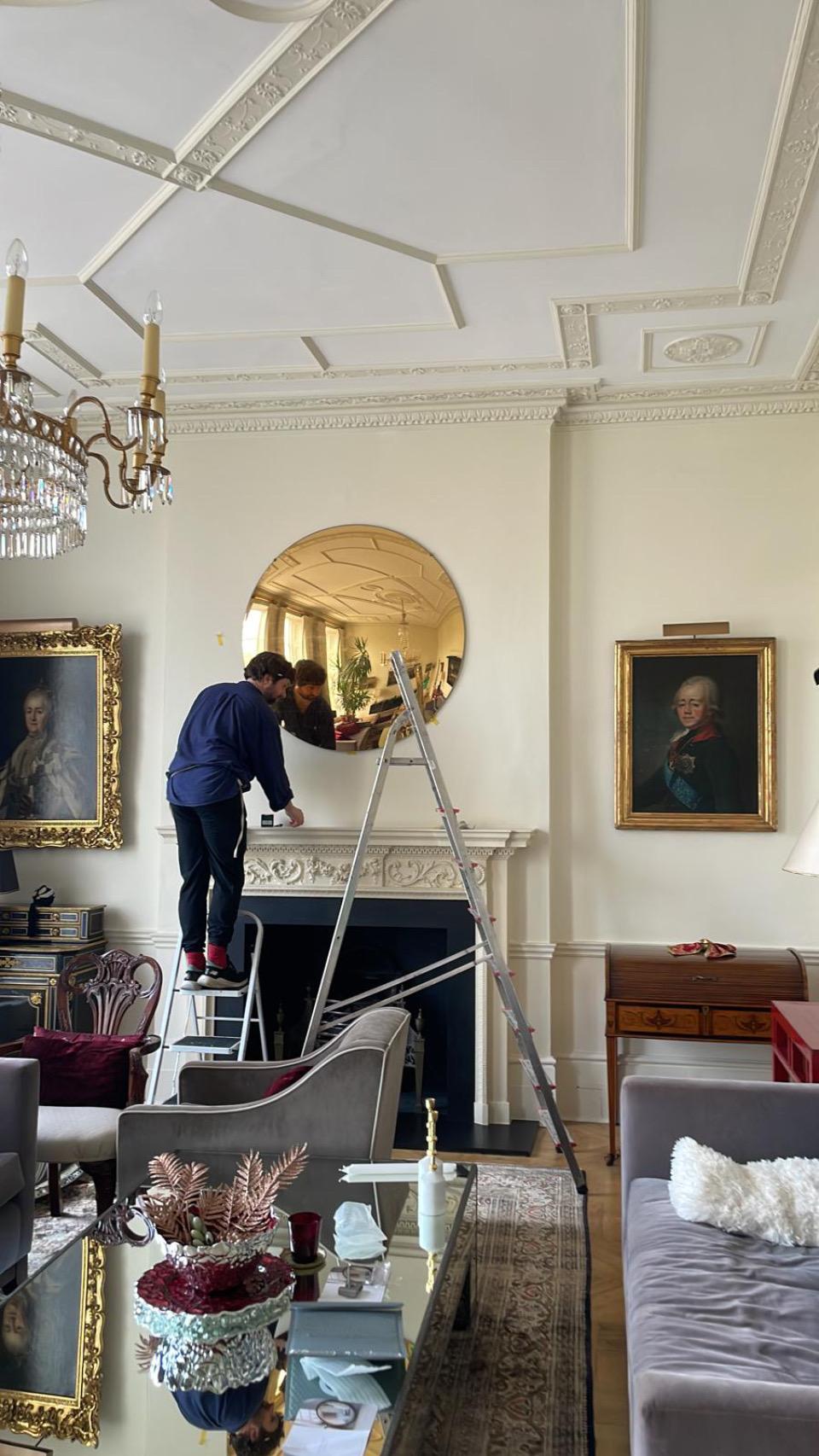 British Varenna 24 Ct Verre Eglomisé Red Gold Diameter Convex Mirror - 100 cm diameter. For Sale