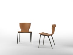 Varenne è una sedia monoscocca in cuoio con base in metallo