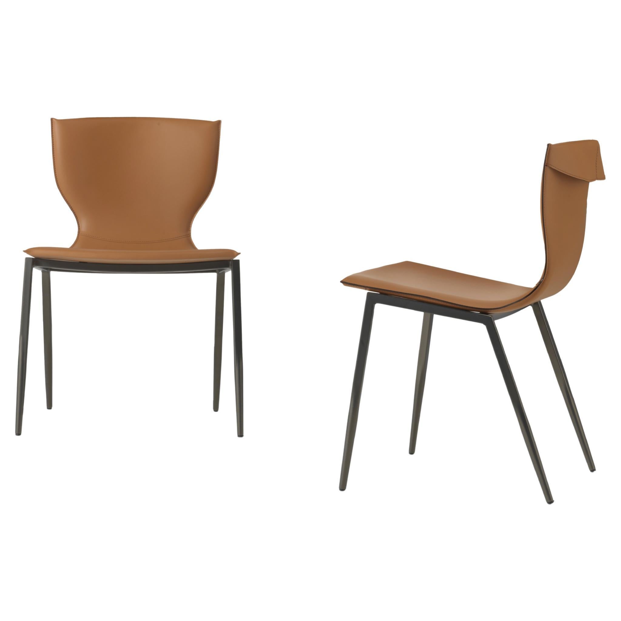 Varenne es una silla de cuero de una sola pieza con base de metal