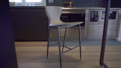 Varenne es un taburete de cuero de una sola pieza con base de metal