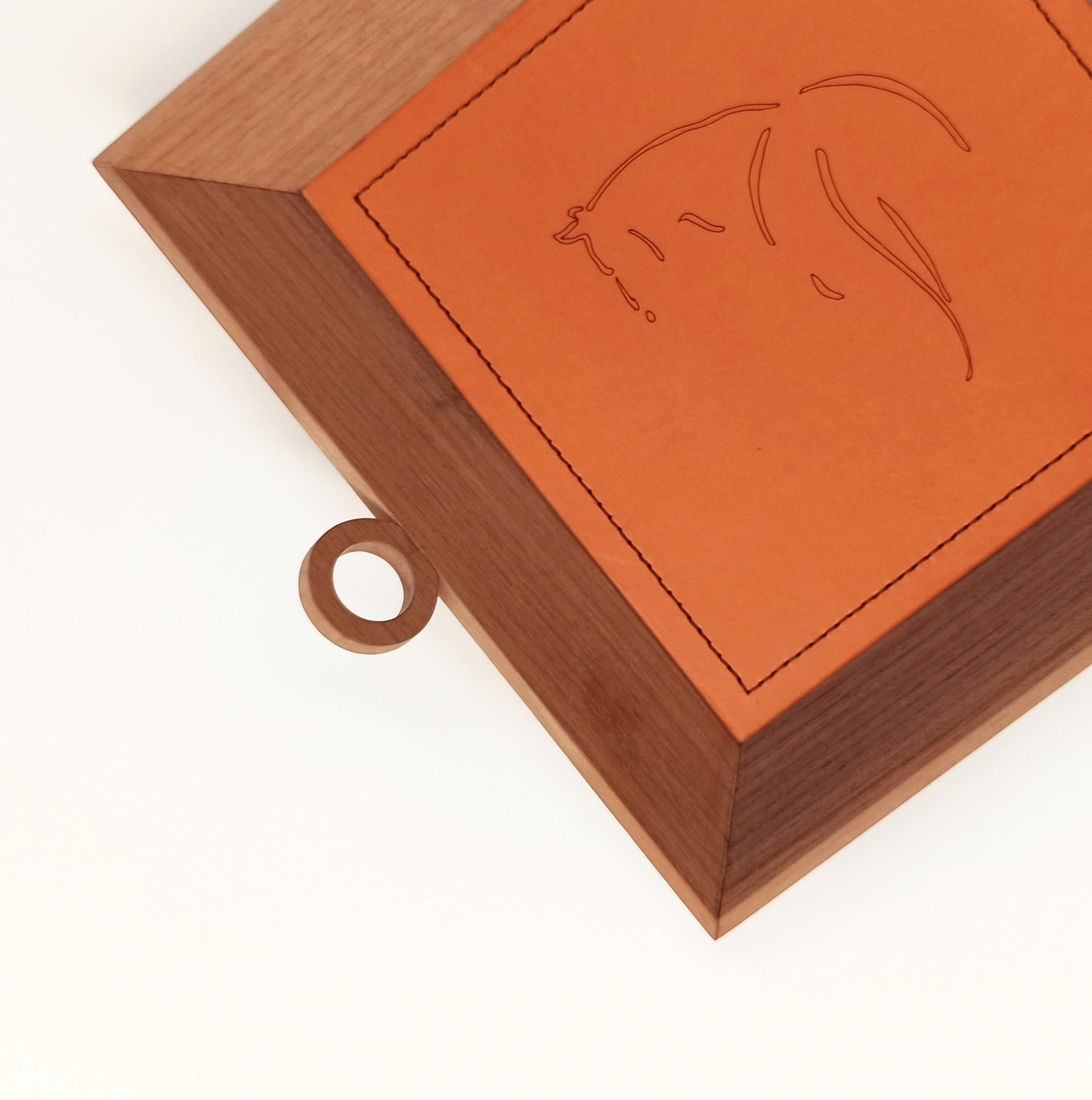 Varenne is a change tray made of solid walnut and leather. It is inspired by the world of horse racing and dedicated to Varenne, a thoroughbred that has become a world famous legend. 
The natural leather that covers the bottom is decorated with
