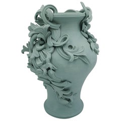 Vari Capitelli VI:: un vase en céramique unique en vert jade doux par Jo Taylor