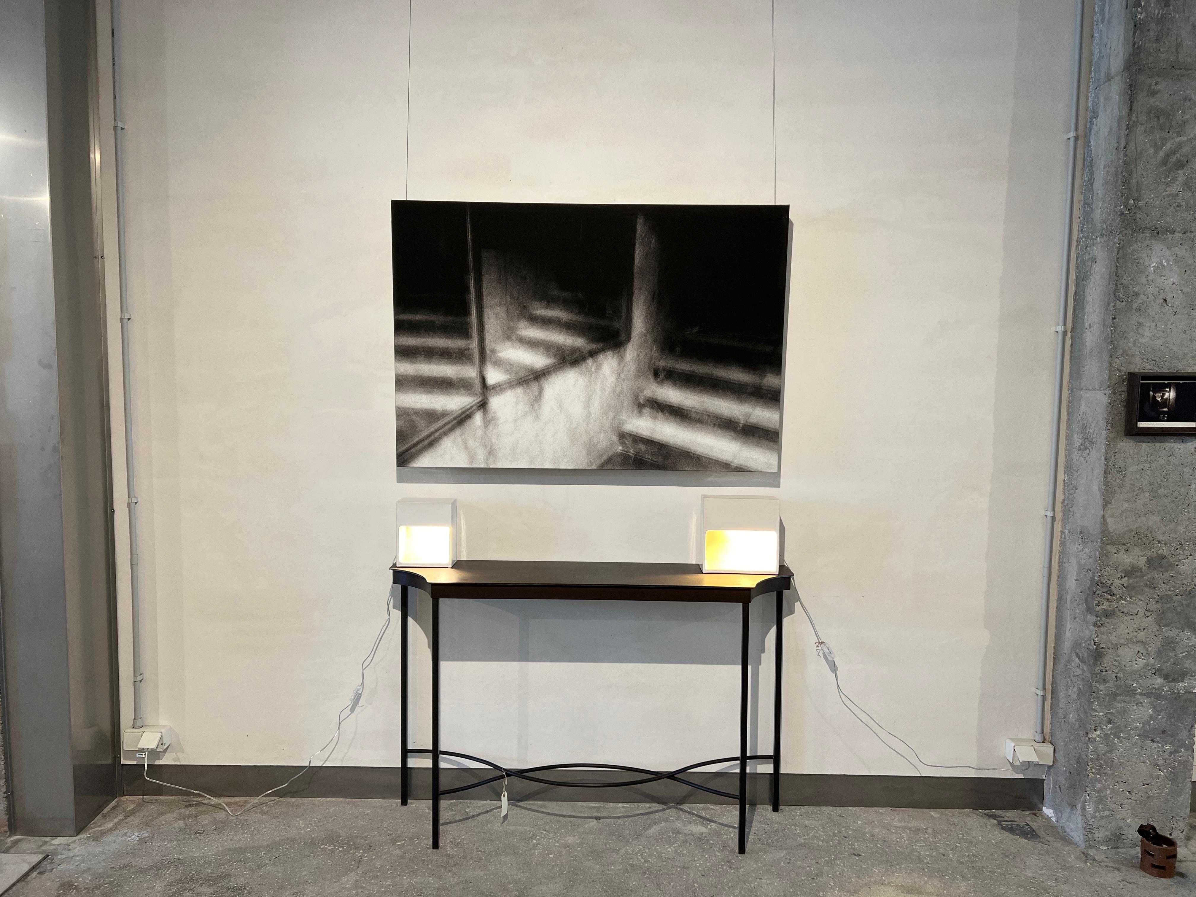 Vari Carames, escalier en toile de coton, noir et blanc, miroir d'ombres légères. - Photograph de Vari Caramés