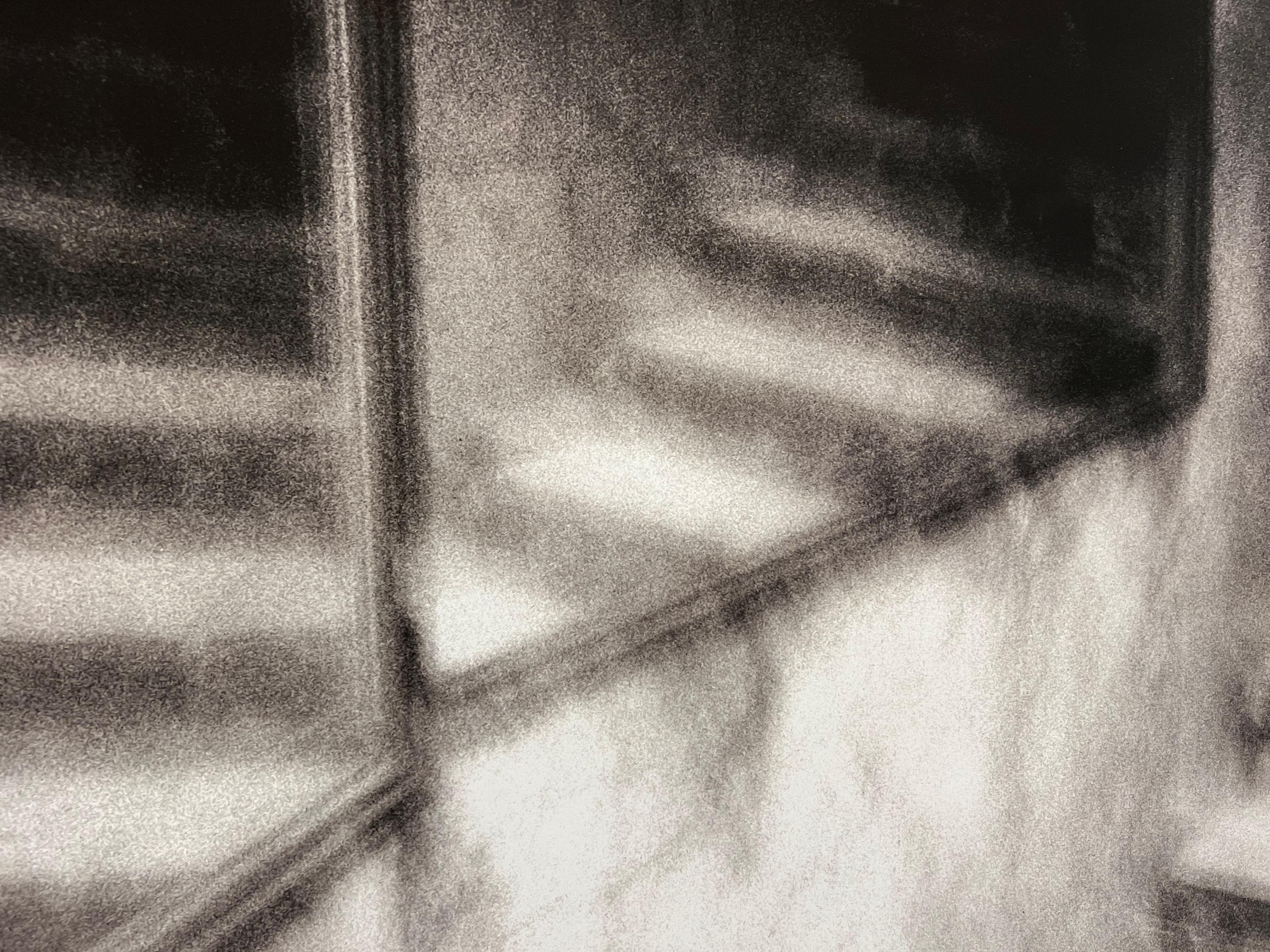 Vari Carames, escalier en toile de coton, noir et blanc, miroir d'ombres légères. - Postmoderne Photograph par Vari Caramés