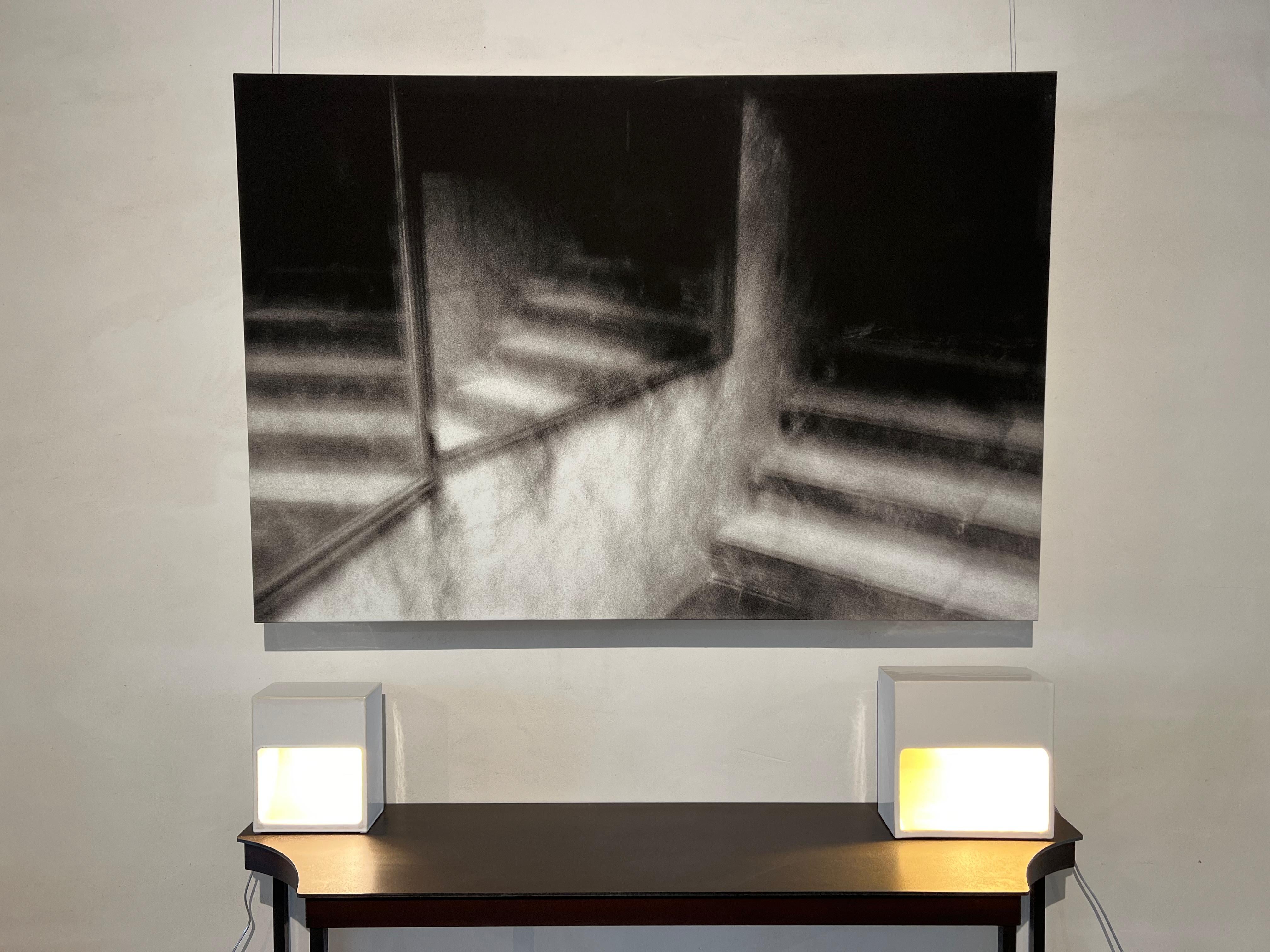 Photographie en noir et blanc, tirage unique au gélatino-bromure d'argent, avec cadre en bois et verre, signé par le photographe Vari Caramés (1953, Ferrol, Espagne) au dos. L'œuvre est numérotée et accompagnée d'un certificat d'authenticité.

Les
