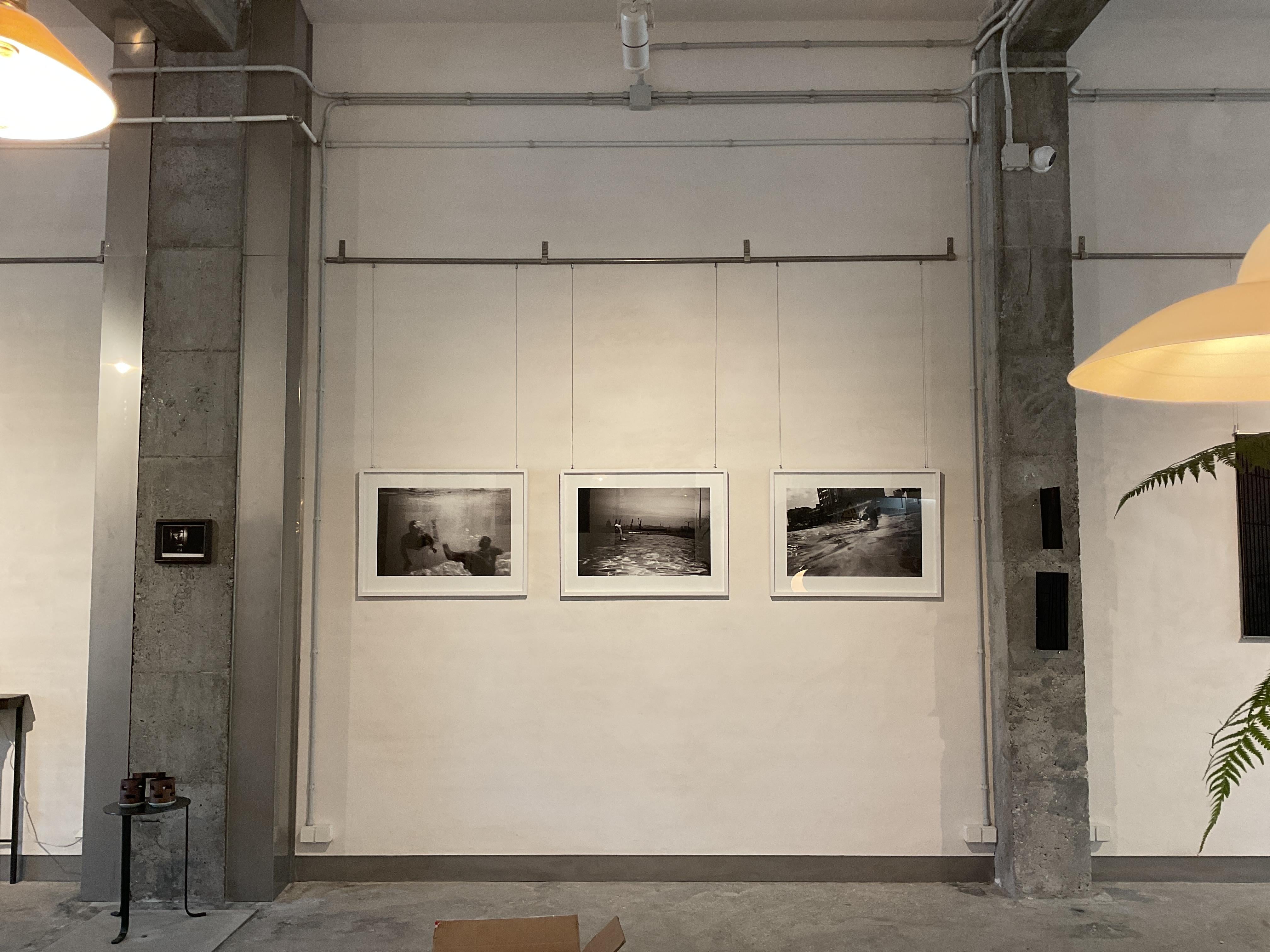 Photographie sous-marine analogique, cadrage, noir et blanc, nageurs dans une piscine en vente 3