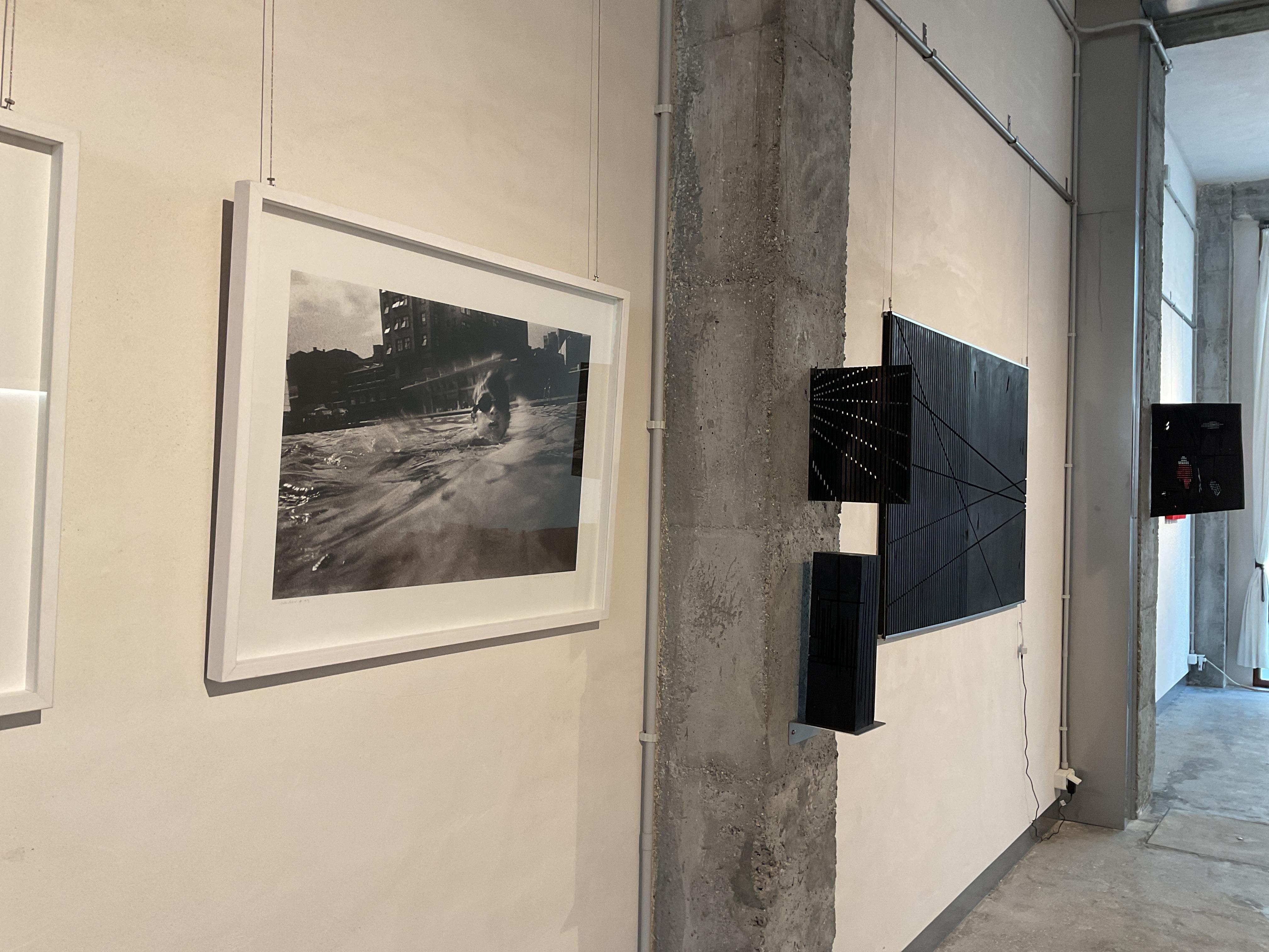 Photographie sous-marine analogique, cadrage, noir et blanc, nageurs dans une piscine en vente 4