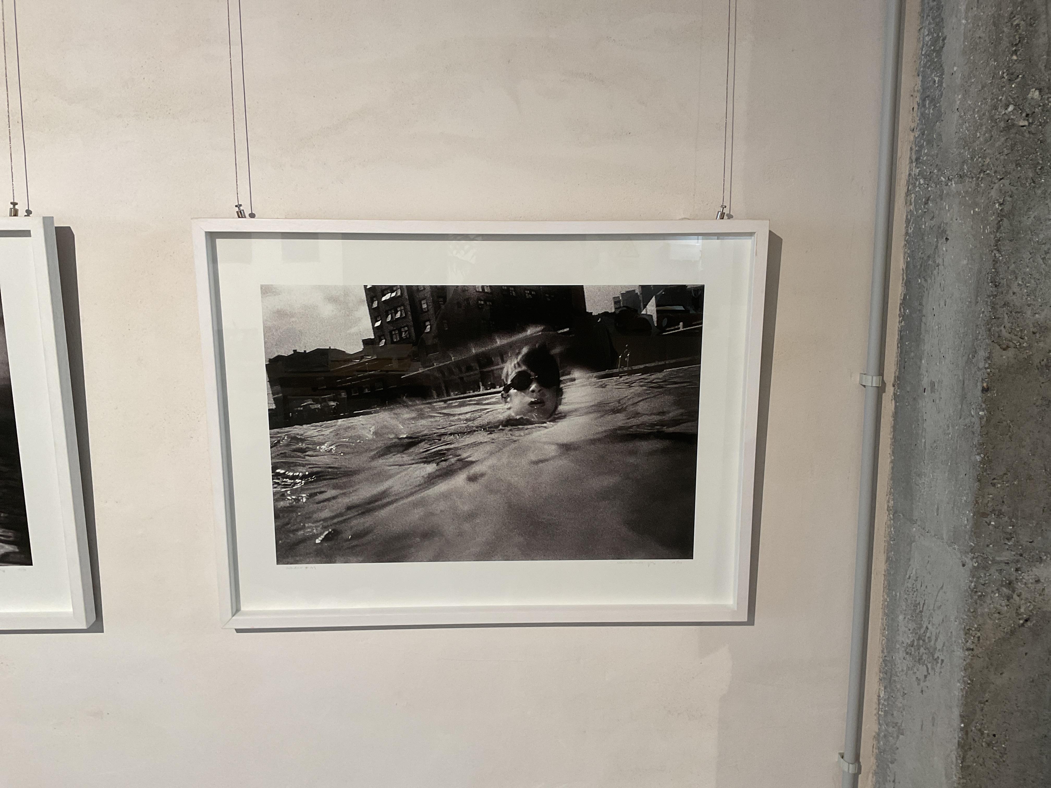 Photographie sous-marine analogique, cadrage, noir et blanc, nageurs dans une piscine en vente 5