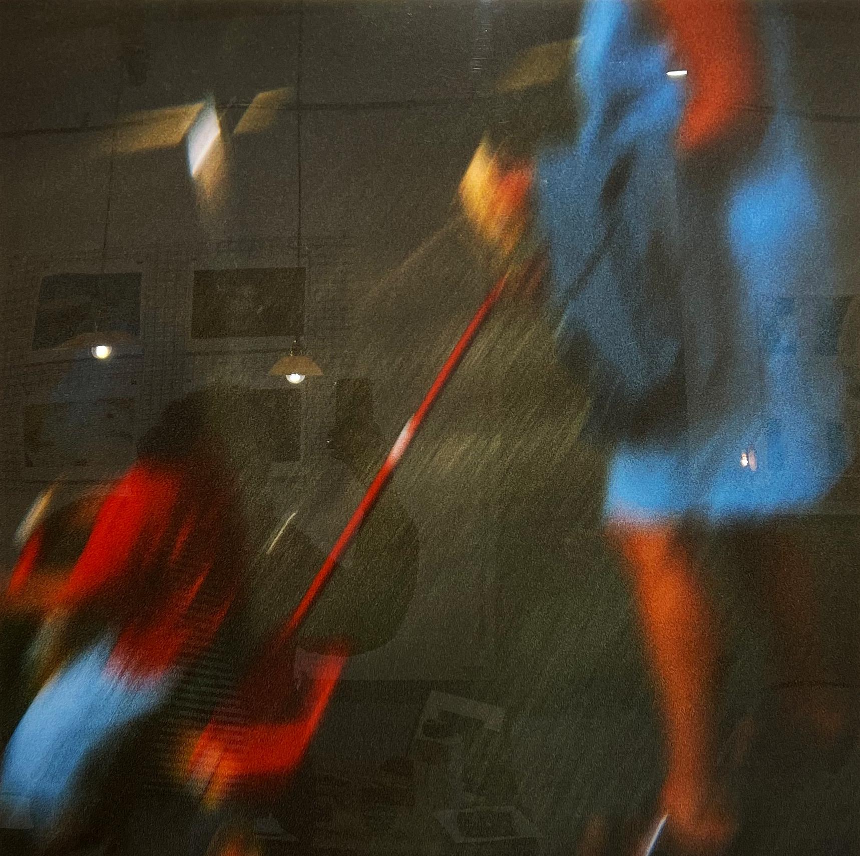 Color Photograph de Vari Caramés - Fotografía en color en metacrilato, parque infantil/infancia, con marco de aluminio.