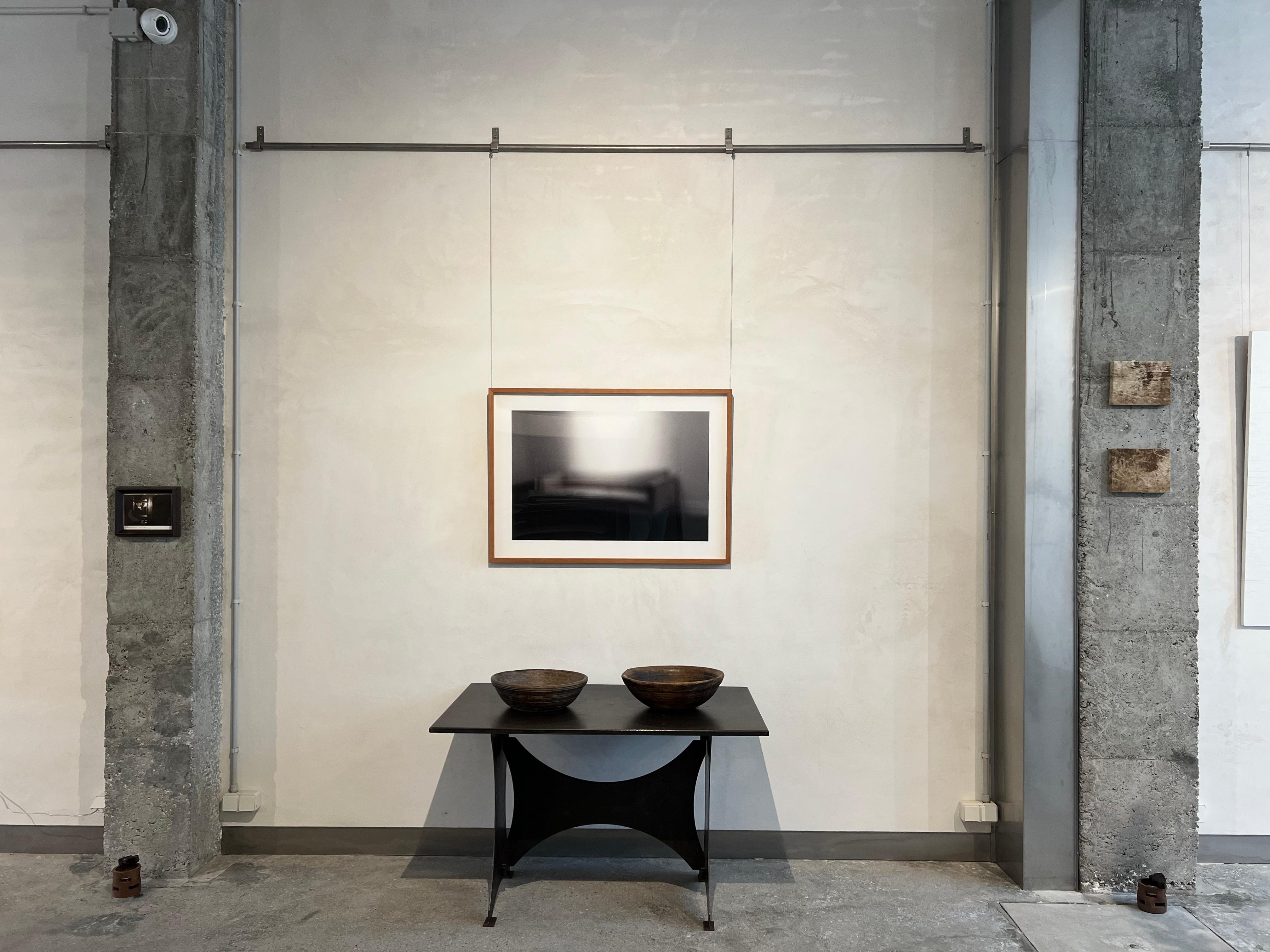 Salón, copia única en gelatina de bromuro de plata, sofá, luces y sombras - Photograph de Vari Caramés