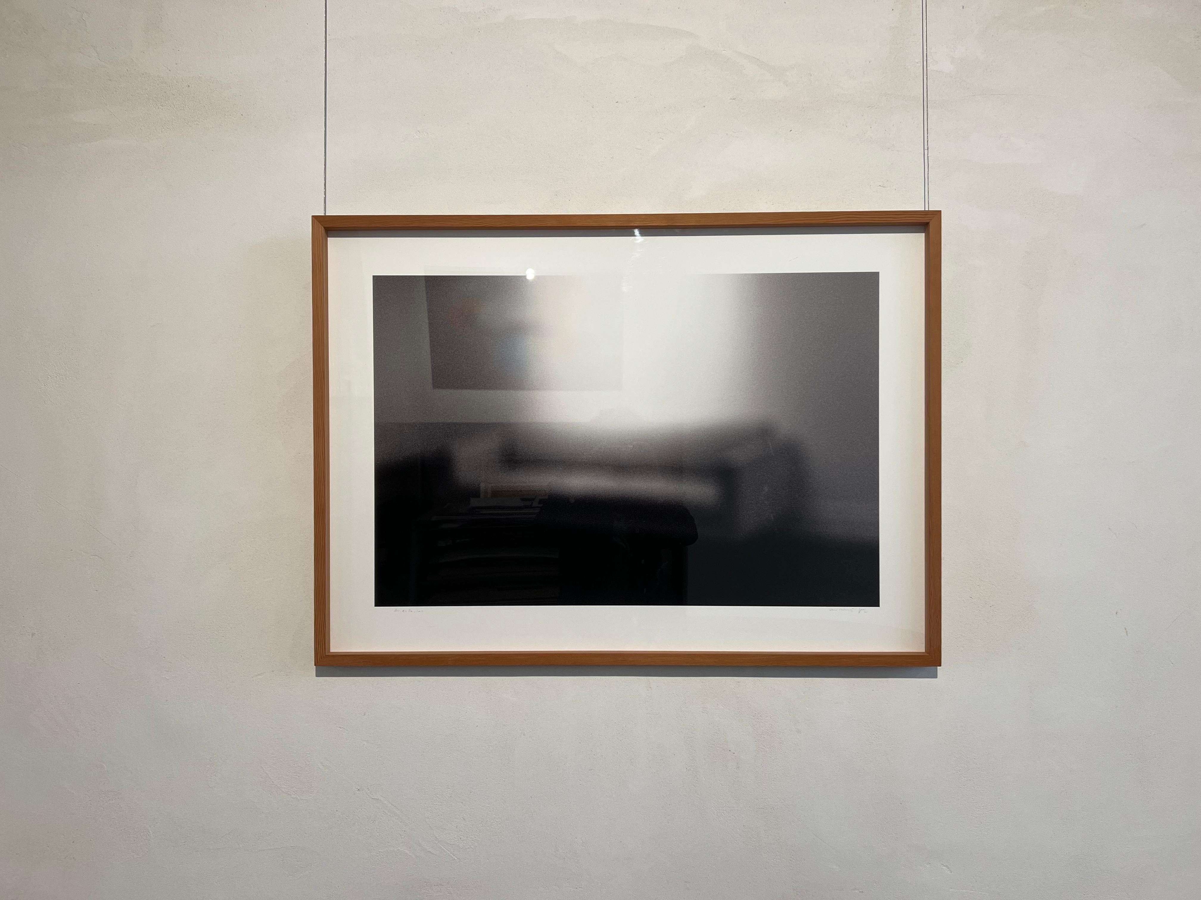 Salón, copia única en gelatina de bromuro de plata, sofá, luces y sombras - Photograph Contemporáneo de Vari Caramés