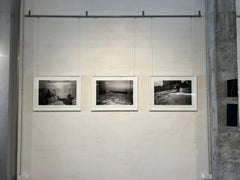 Fotografia del salto in piscina, bianco e nero, foto analogica con cornice unica