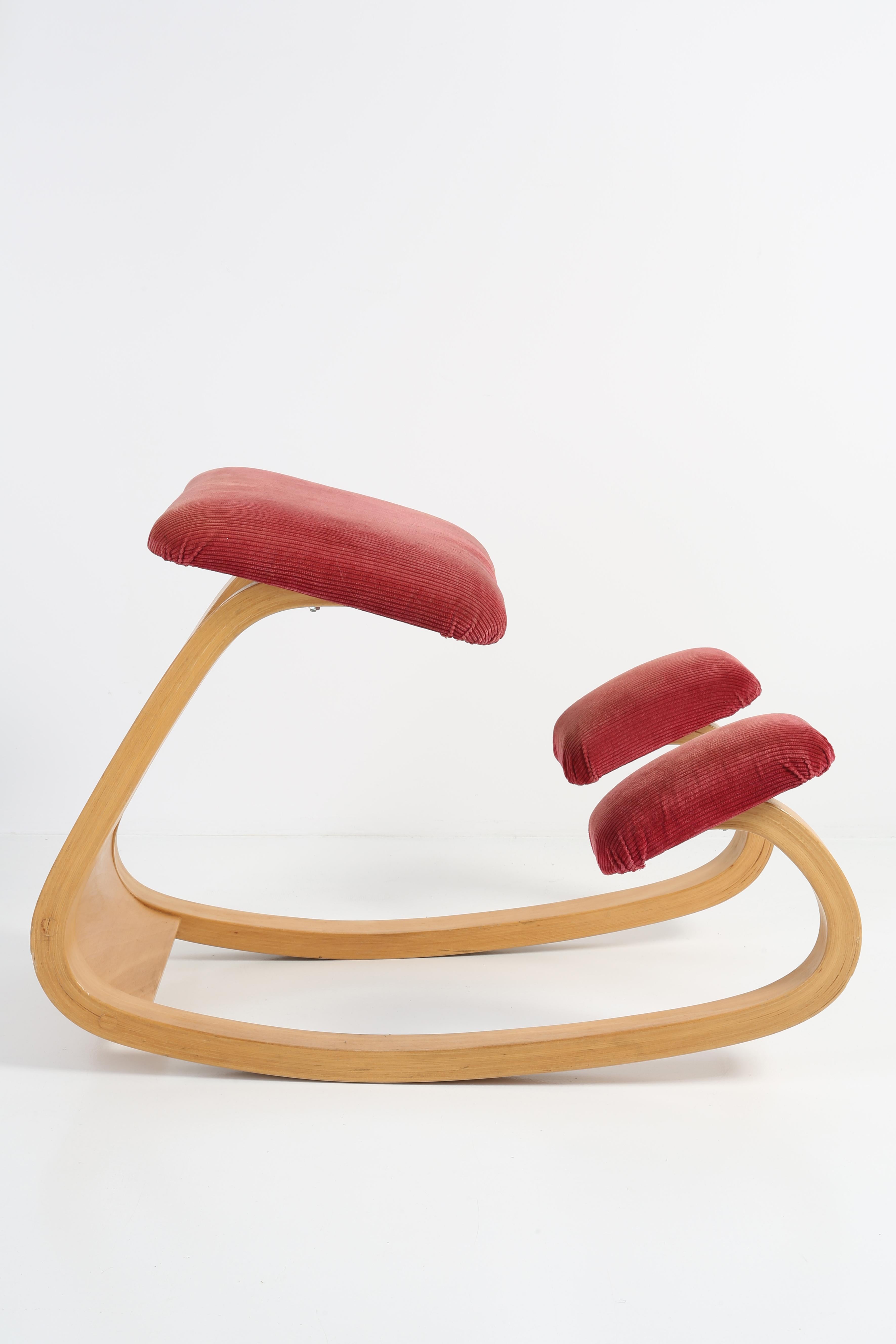 Der ikonische kniende Stuhl Variable Balans von Peter Opsvik ist sofort zu erkennen. Der Industriedesigner Peter Opsvik ist bekannt als der führende Designer für ergonomische Sitzmöbel. Der Stuhl wird auch heute noch hergestellt, aber er ist alt und