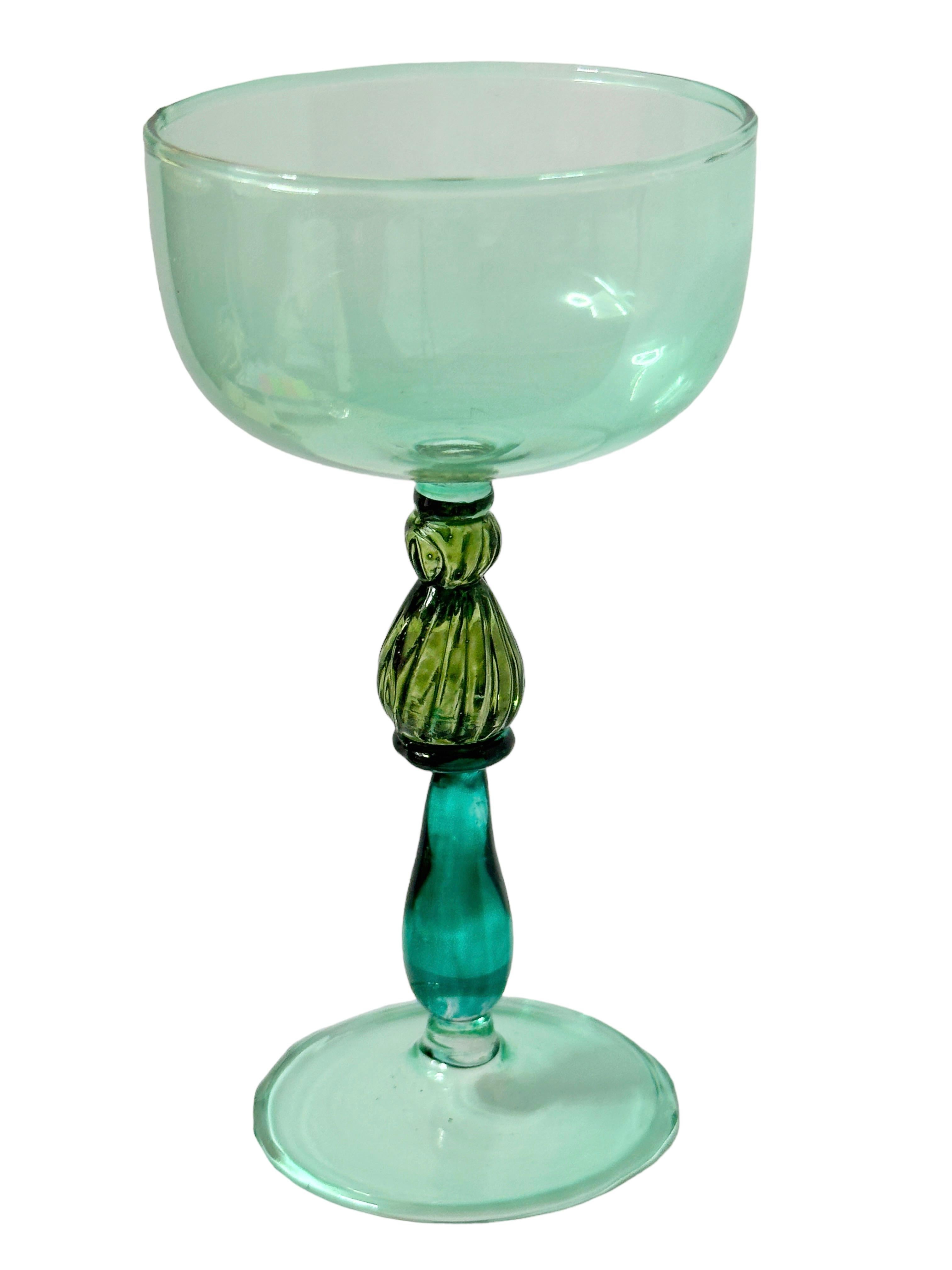 Renaissance Variations du gobelet à liqueur en verre Murano vert de Salviati, Vintage Italie  en vente