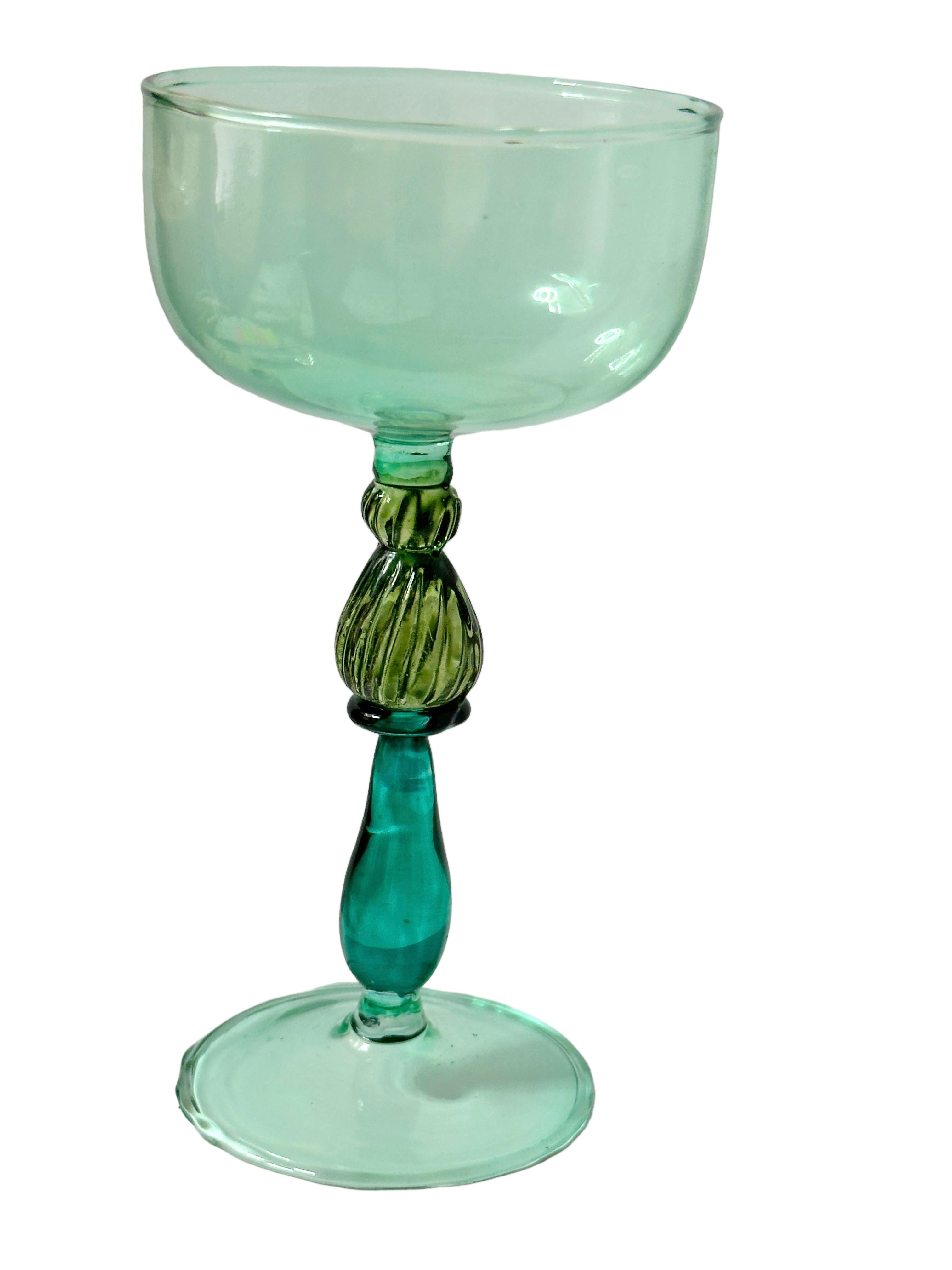 italien Variations du gobelet à liqueur en verre Murano vert de Salviati, Vintage Italie  en vente