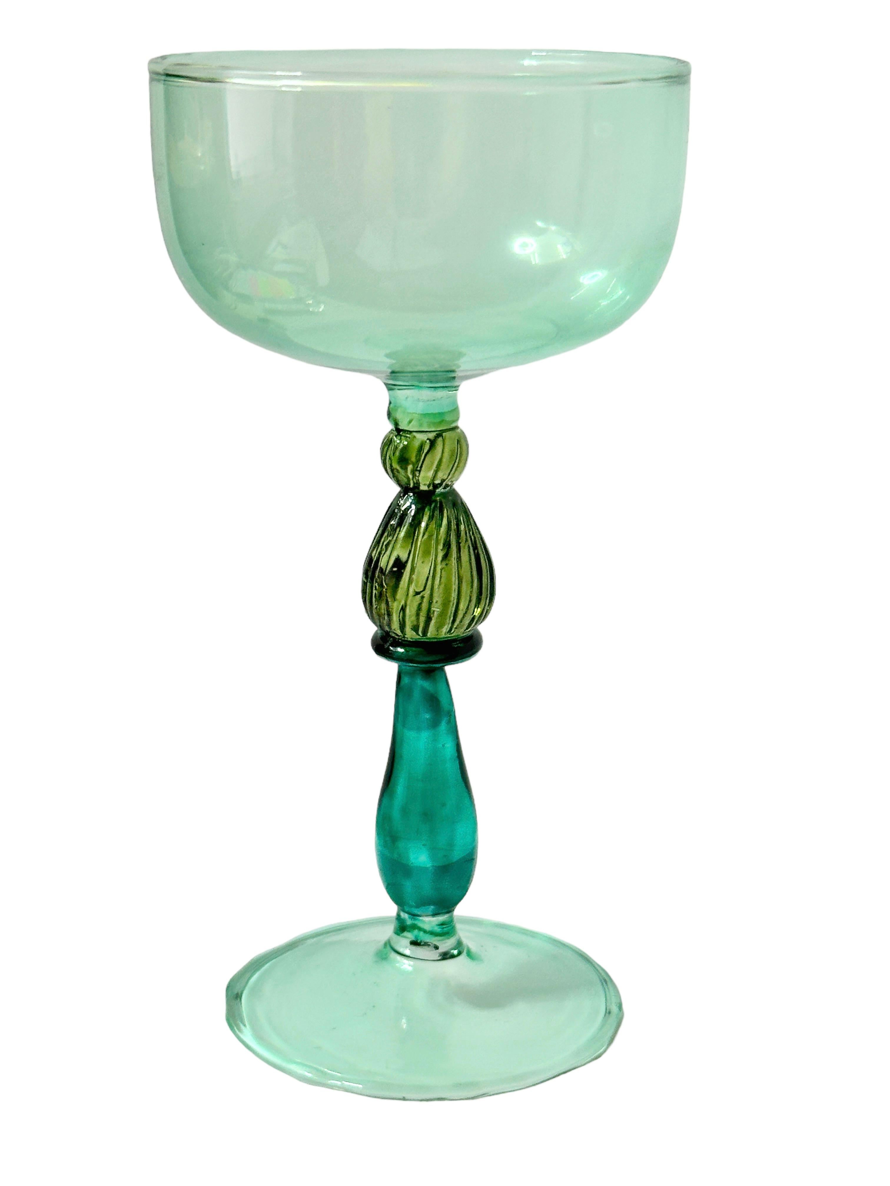 Fait main Variations du gobelet à liqueur en verre Murano vert de Salviati, Vintage Italie  en vente