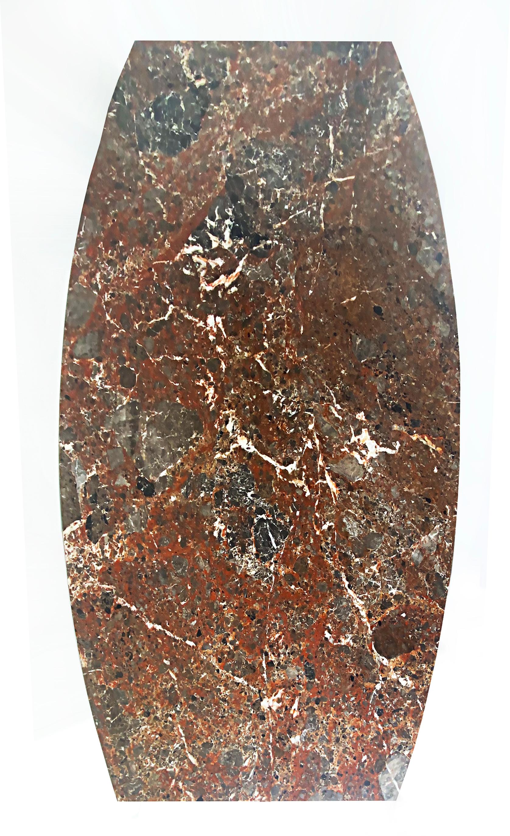 Esstisch aus marmoriertem Marmor mit Beinen und Stretchern aus lackiertem Stahl (Industriell) im Angebot