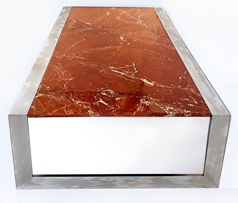 Table basse vintage en marbre rouge et acier inoxydable En vente sur ...