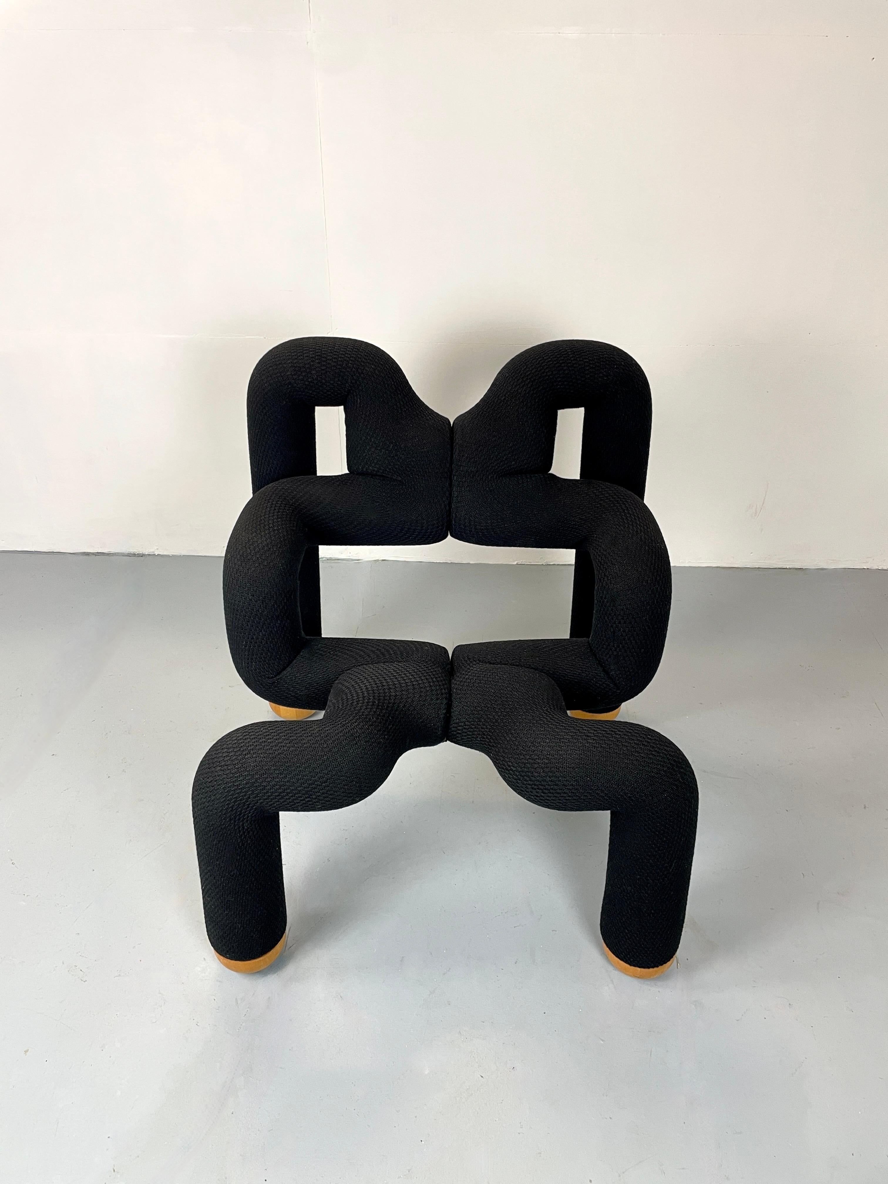 Chaise iconique Ekstrem de Terje Ekstrom, fabriquée à la main en Norvège. 
Très rare avec l'élévateur en bois pour la chaise.
La chaise est encore recouverte de son tissu d'origine. 

La couleur est noire.