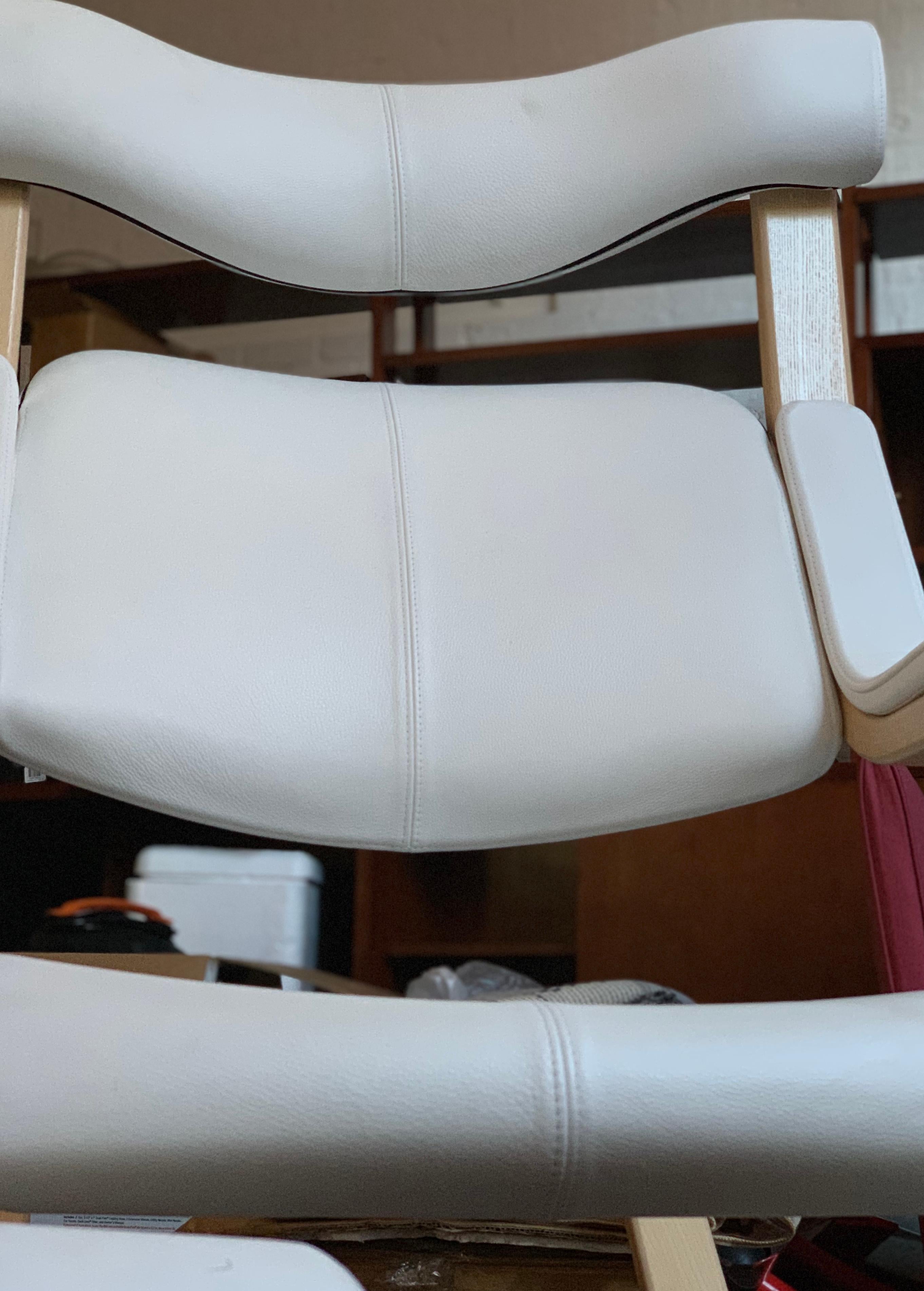 Varier Stokke Gravity Balans chair, custom white leather and beach, peter Opsvik, 1984. Experience ultimate relaxation and weightlessness with the Gravity. The design Classic supports your back and neck while continuously promoting flow and movement