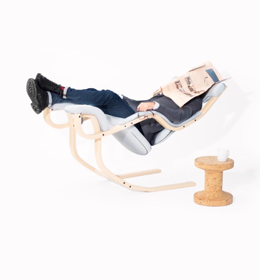 Varier Stokke Gravity Balans chair, grey textile and beach frame, peter Opsvik, 1984. Experience ultimate relaxation and weightlessness with the Gravity. The design Classic supports your back and neck while continuously promoting flow and movement