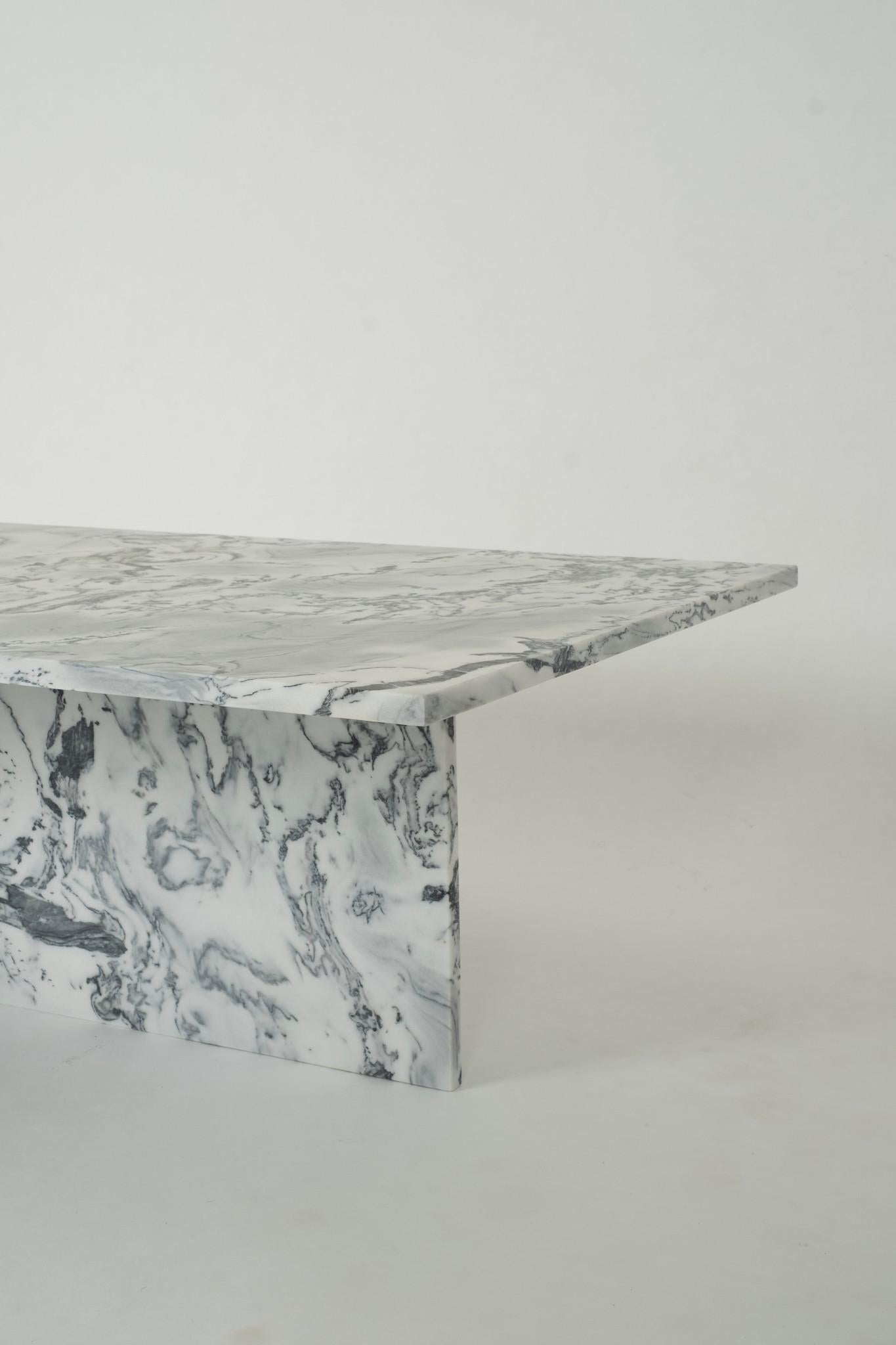 XXIe siècle et contemporain Table de cocktail à piédestal en marbre blanc et gris aiguisé Varitone en vente