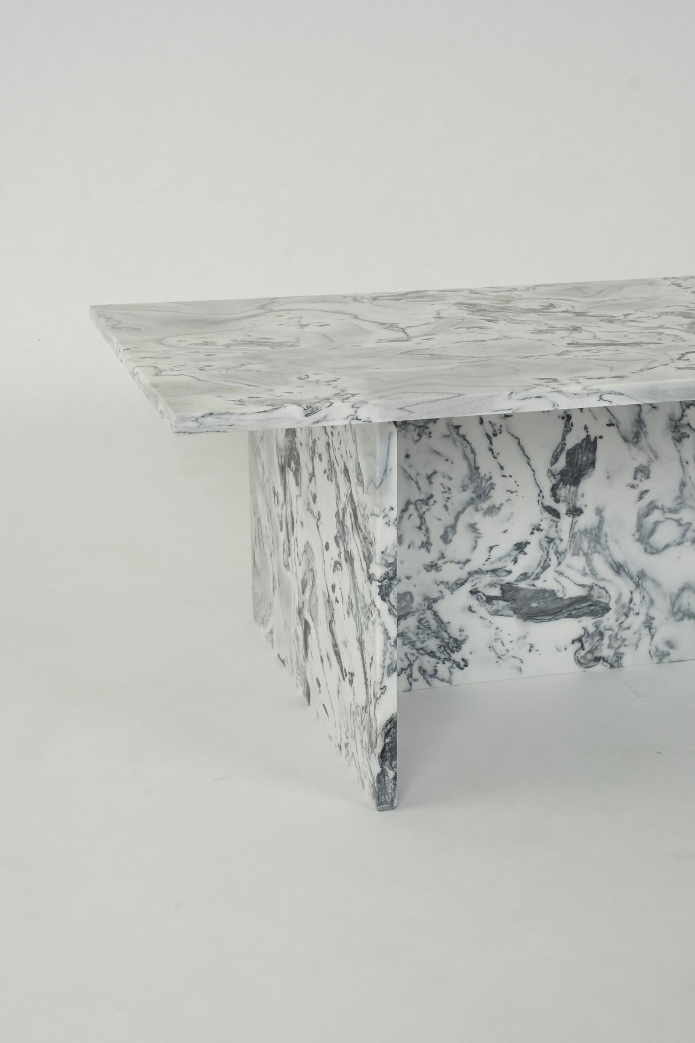Marbre Table de cocktail à piédestal en marbre blanc et gris aiguisé Varitone en vente