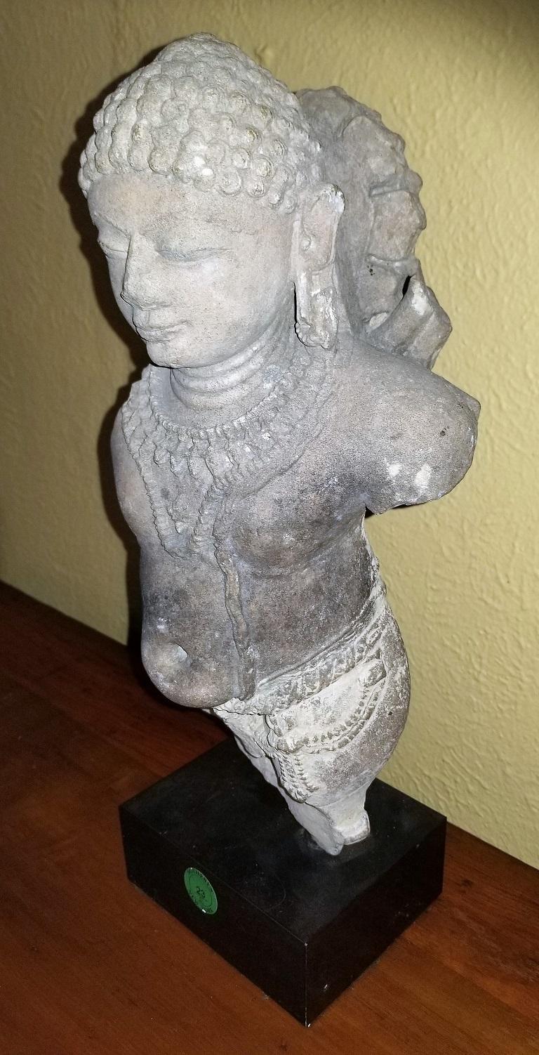 10/11C Topf-Beleuchtung Vishnu Buff Sandstein-Skulptur im Angebot 6