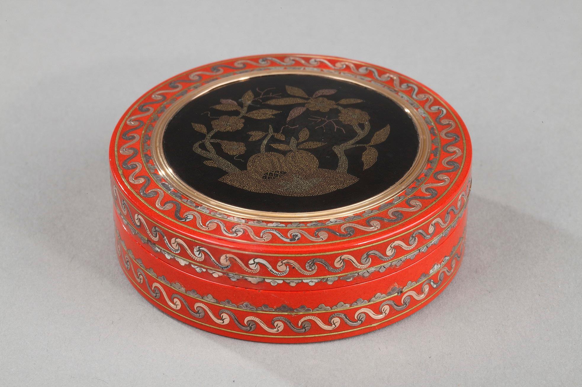 
Circular box in composition of red tortoiseshell powder called 