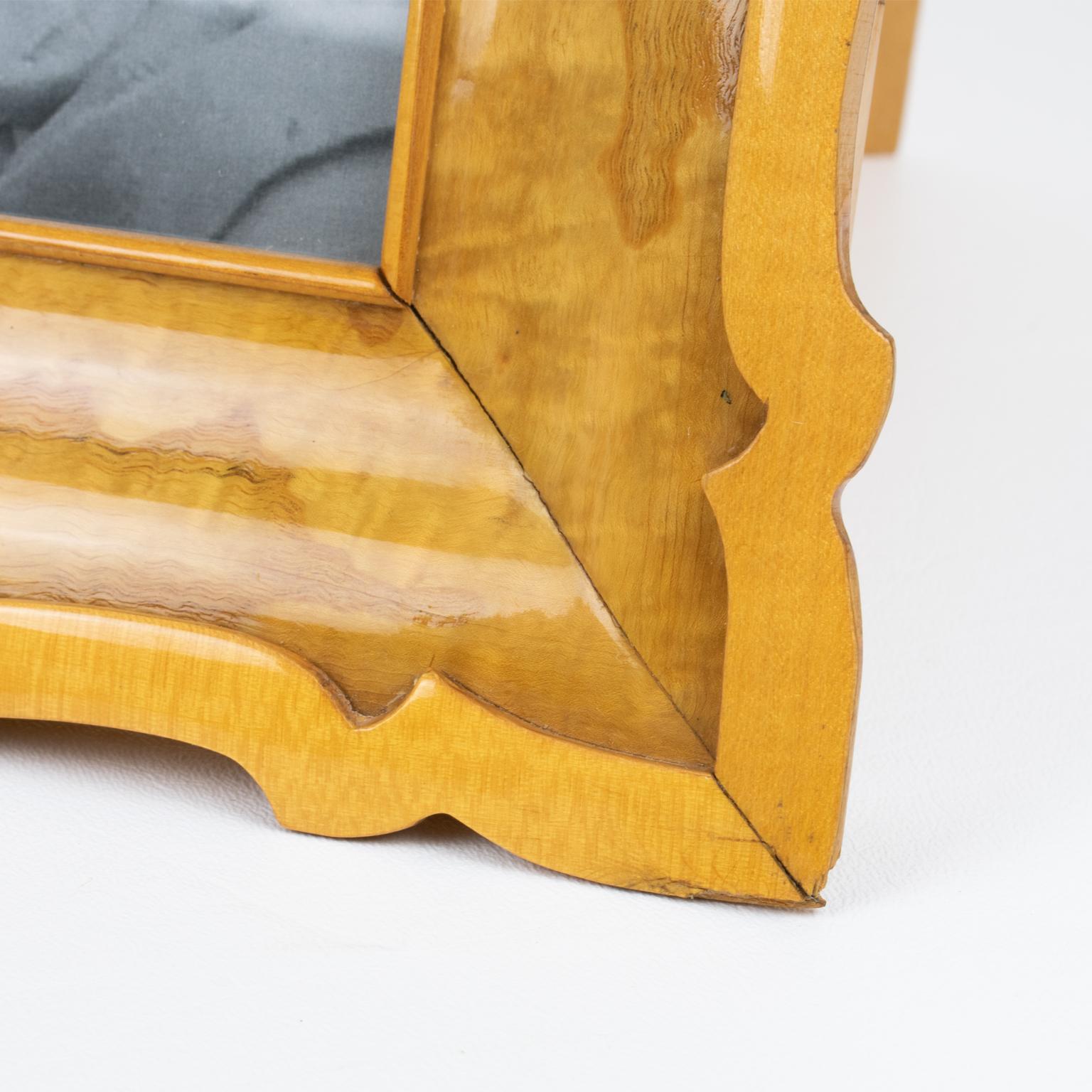 Marco de fotos de madera de sicomoro tallada en barniz, años 40 en venta 3
