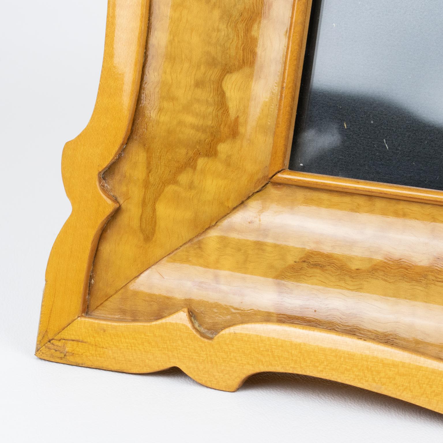 Marco de fotos de madera de sicomoro tallada en barniz, años 40 en venta 5