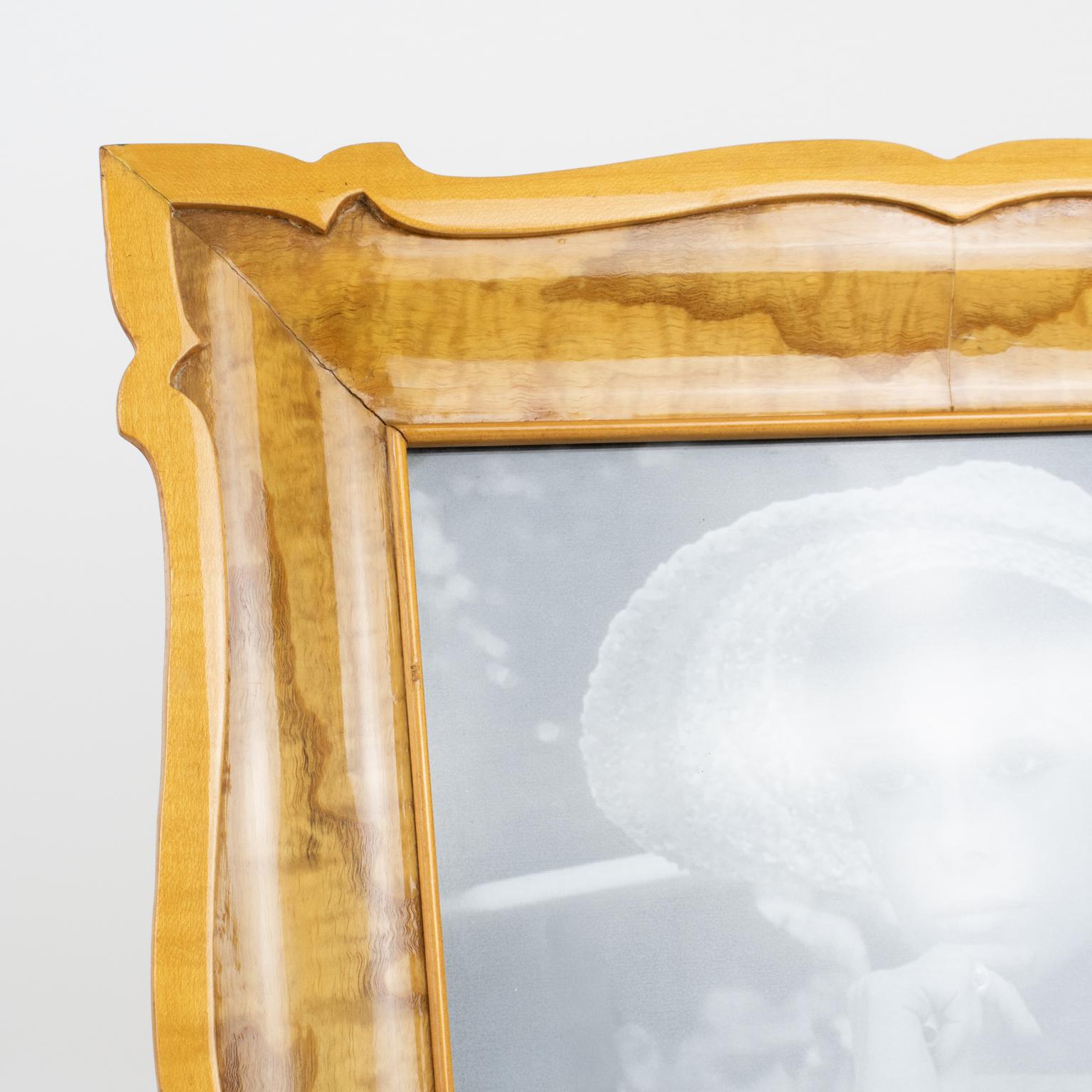 Marco de fotos de madera de sicomoro tallada en barniz, años 40 mediados del siglo XX en venta