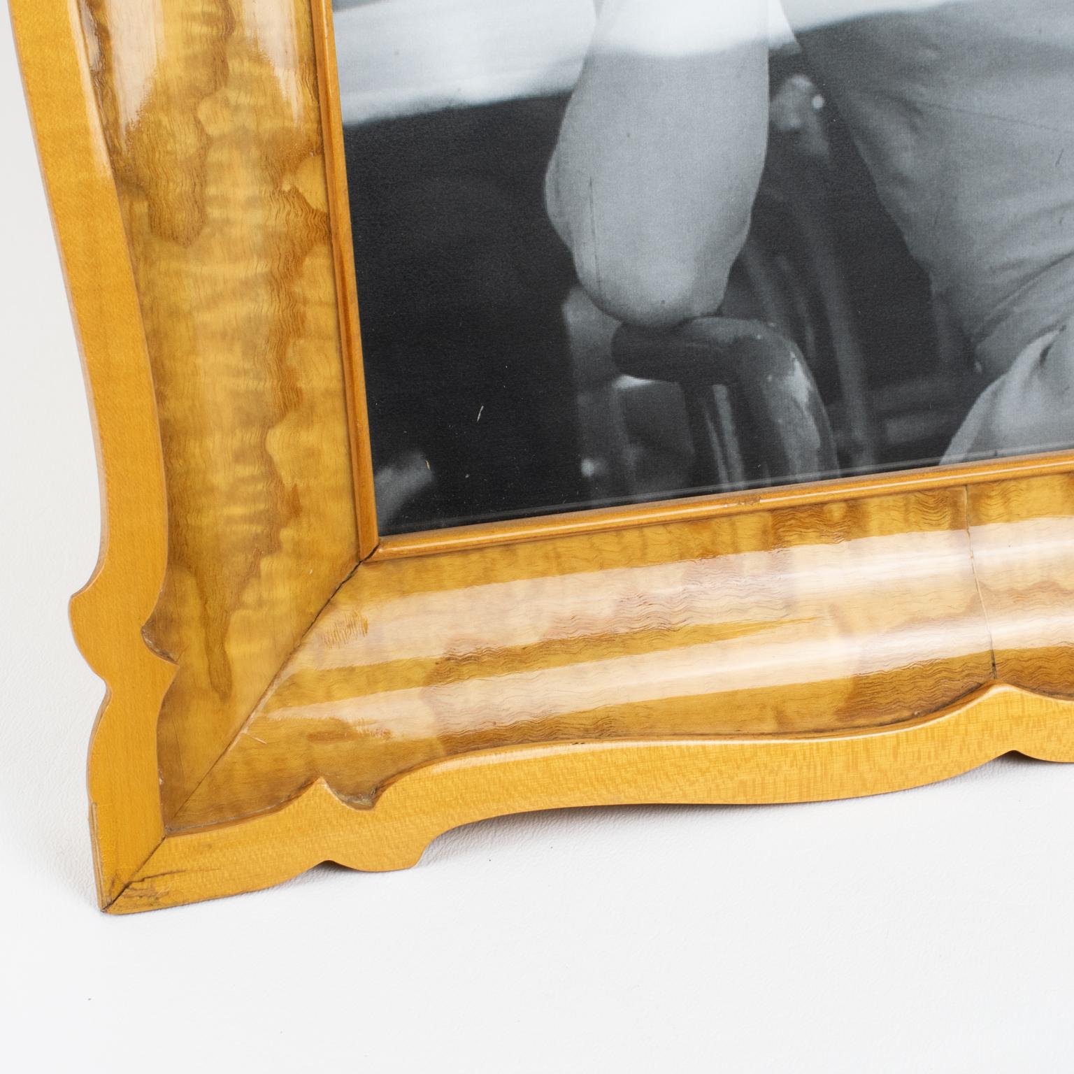 Marco de fotos de madera de sicomoro tallada en barniz, años 40 Madera en venta