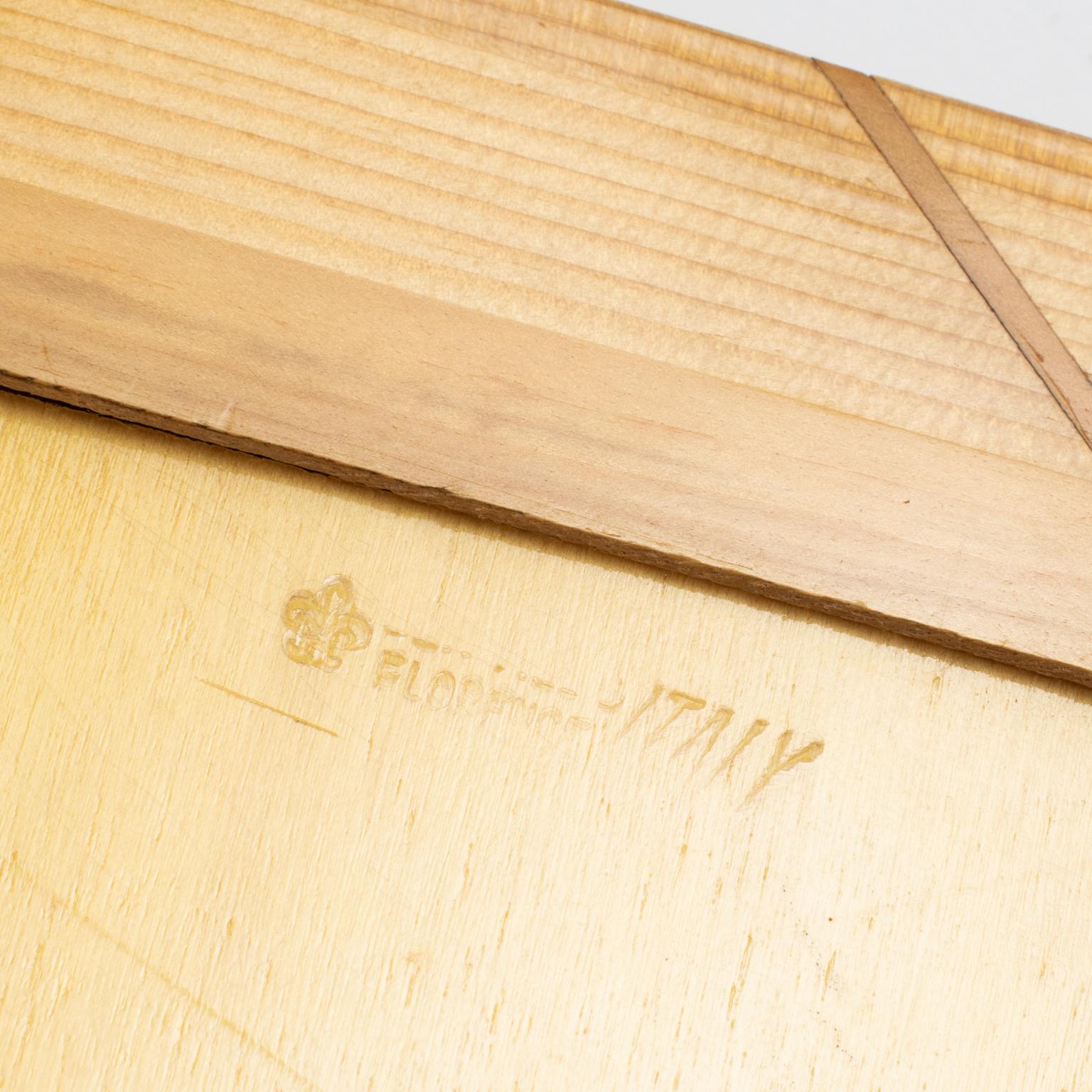 Marco de fotos de madera de sicomoro tallada en barniz, años 40 en venta 1