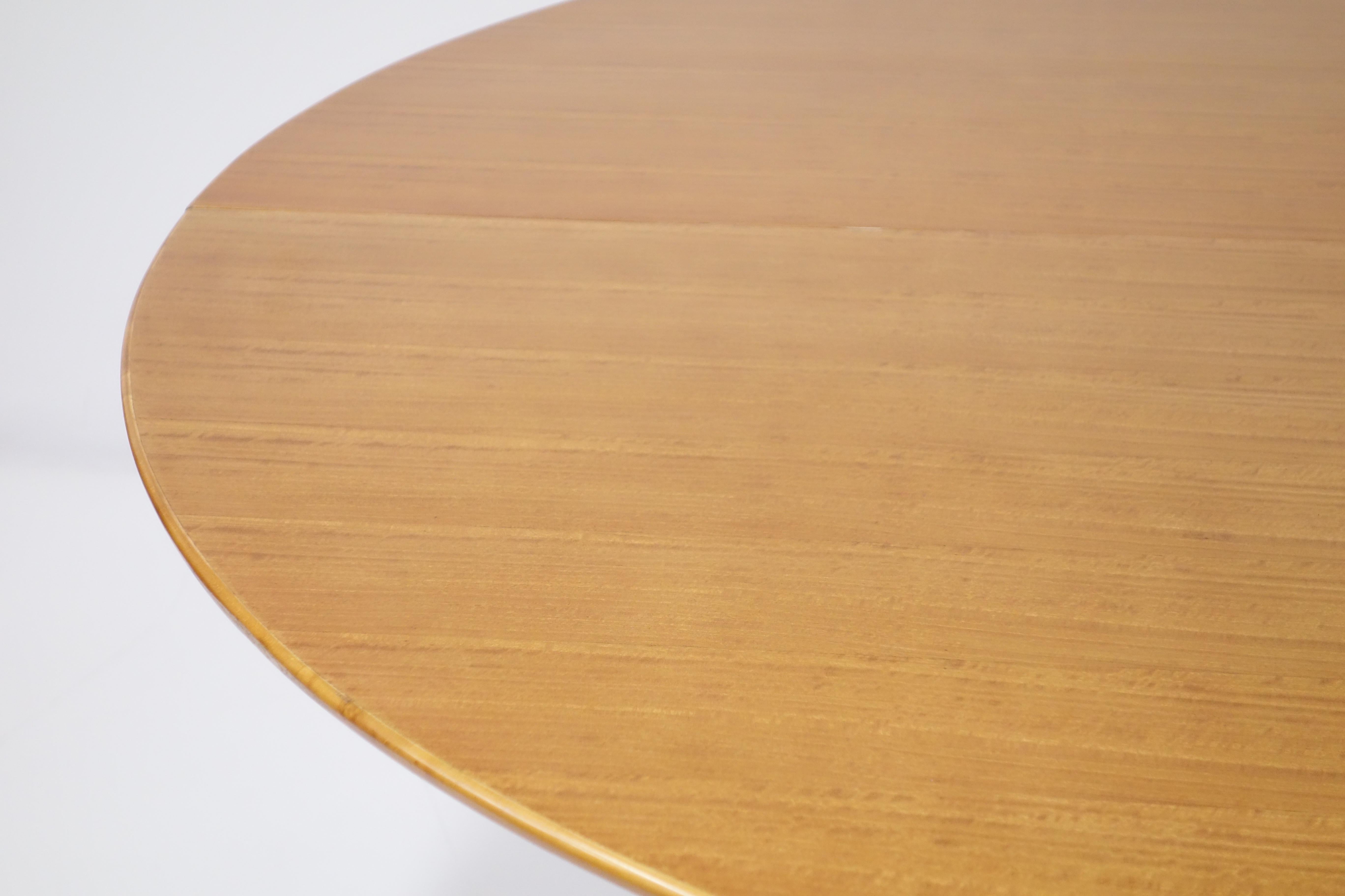 Mid-20th Century Varnished Lemon-Tree Circular Table by Jean Royère, circa 1950 For Sale